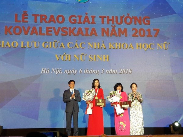 Phó giáo sư Trần Vân Khánh (mặc áo dài đỏ) nhận giải thưởng Kovalevskaia năm 2017. Ảnh: CTV/Vietnam+