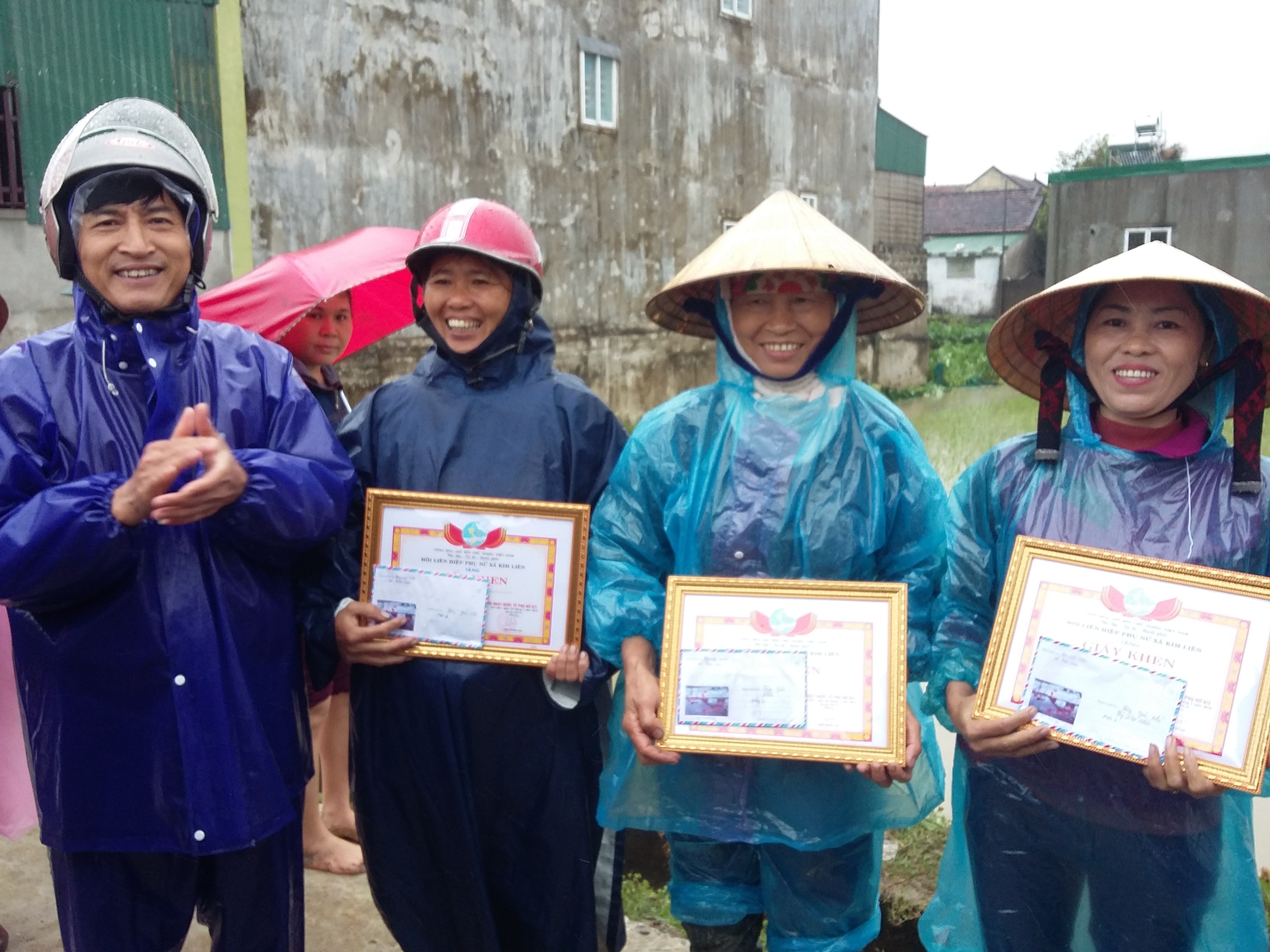 Ban tổ chức trao Giấy khen và phần thưởng cho các đội đạt giải tại Hội thi cấy lúa xuân 2018. Ảnh: Kim Dung