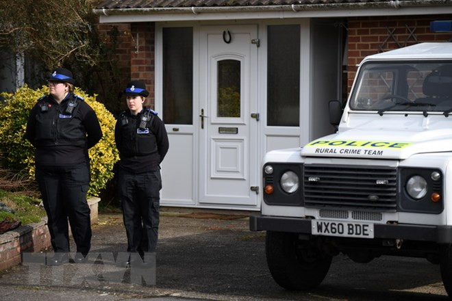 Cảnh sát Anh gác bên ngoài một khu dân cư ở Salisbury, được cho có liên quan đến sự cố của cựu điệp viên Sergei Skripal ngày 6-3. (Nguồn: AFP/TTXVN)