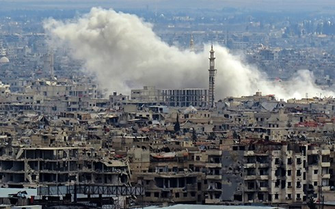 Khói đen bốc lên từ khu vực do lực lượng phiến quân kiểm soát tại Đông Ghouta. Ảnh: AFP