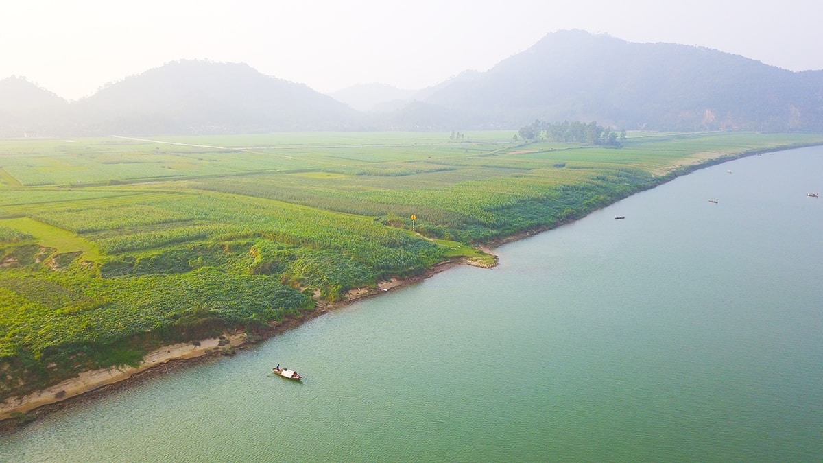 Bài bồi trù phú bên sông. Ảnh: Trung Hà
