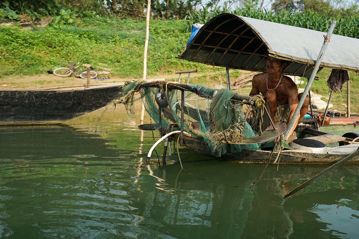 Người đàn ông xóm chài. Ảnh: Trung Hà