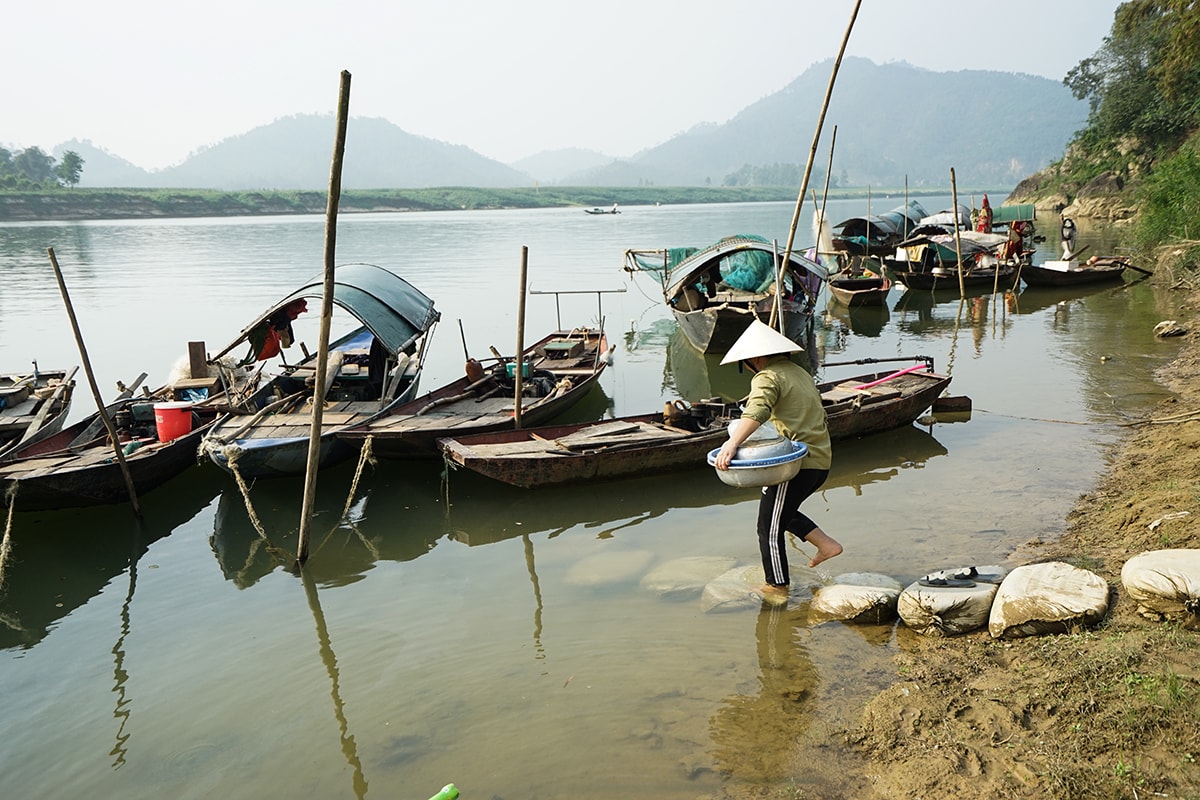 Một người phụ nữ xóm chài Nam Lộc. Ảnh: Trung Hà