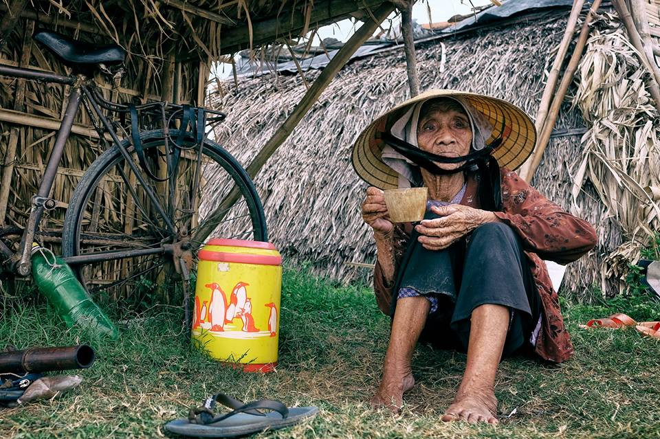 Bà cụ này gần 80 tuổi, gần như cả cuộc đời gắn với những cánh đồng muối trên quê hương Diễn Bích (Diễn Châu). Ảnh: Lê Thắng