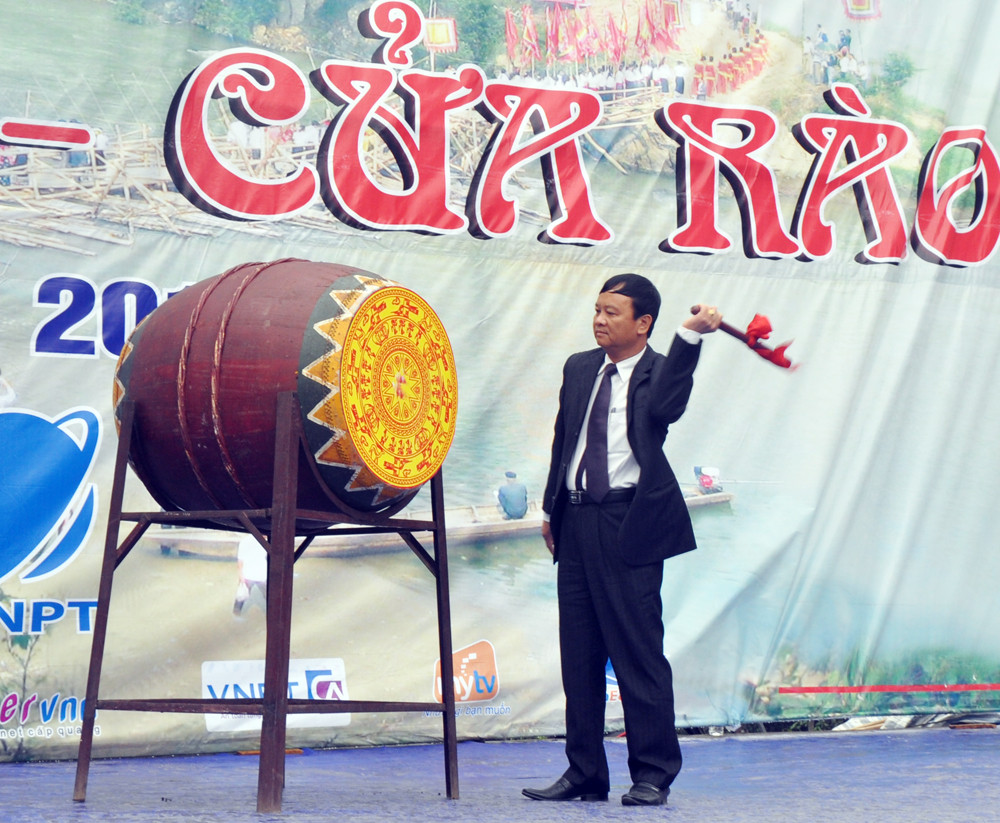 Ông Nguyễn Văn Hải - Chủ tịch UBND huyện Tương Dương đánh trống khai hội. Ảnh: Đặng Cường