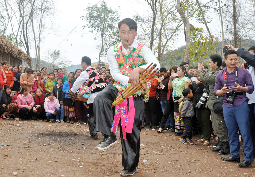 Du khách hào hứng trước tiết mục biểu diễn khèn Mông tại khu vực nhà truyền thống văn hóa các dân tộc. Ảnh: Đặng Cường