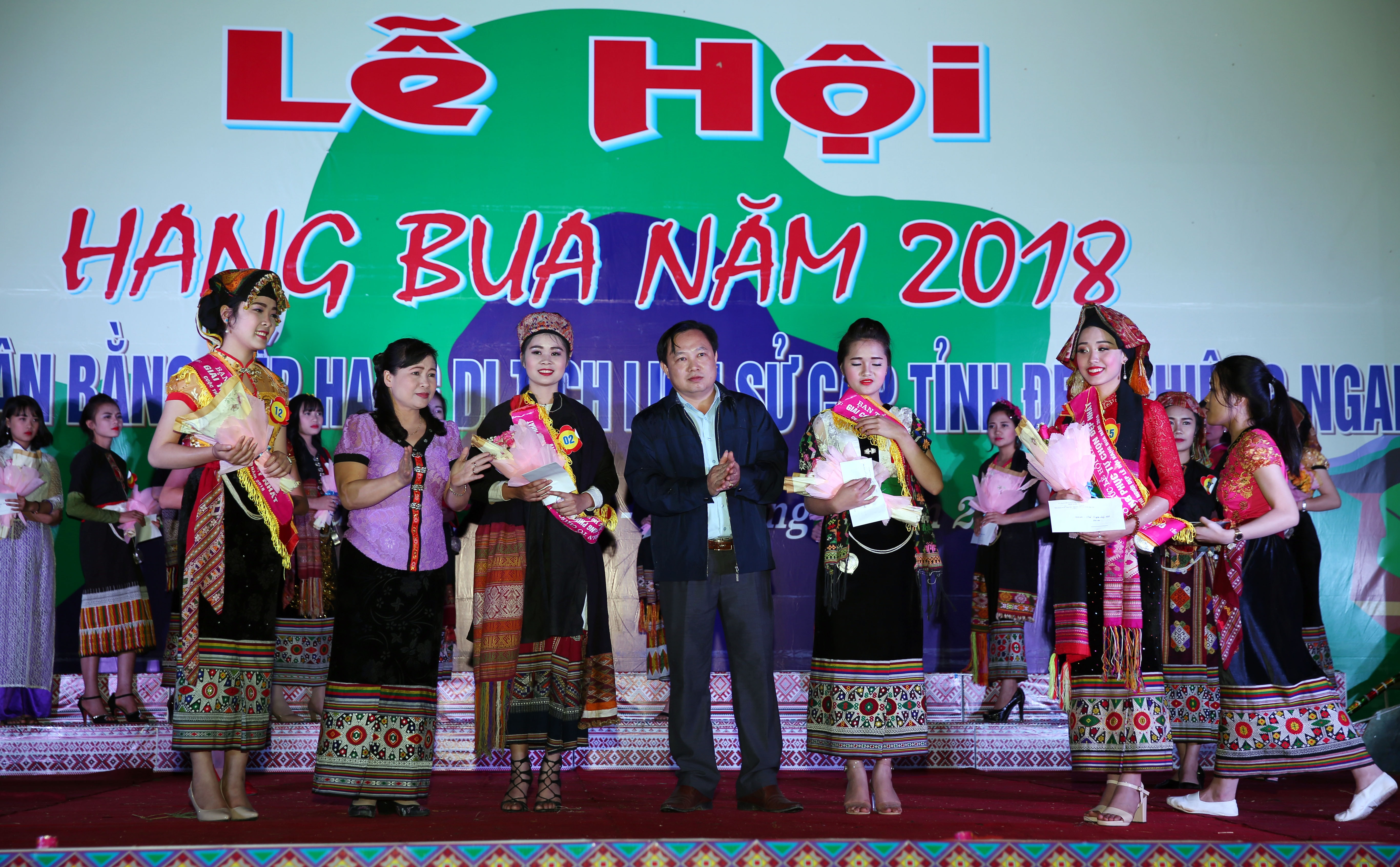 Cơ cấu giải thưởng của năm 2018 gồm 1 Nhất, 2 Nhì và 3 giải Ba. Trong ảnh là phần trao giải 3 của ban tổ chức trong đó Trường THPT Quỳ Châu chiếm 2 giải. . Ảnh : Hùng Cường