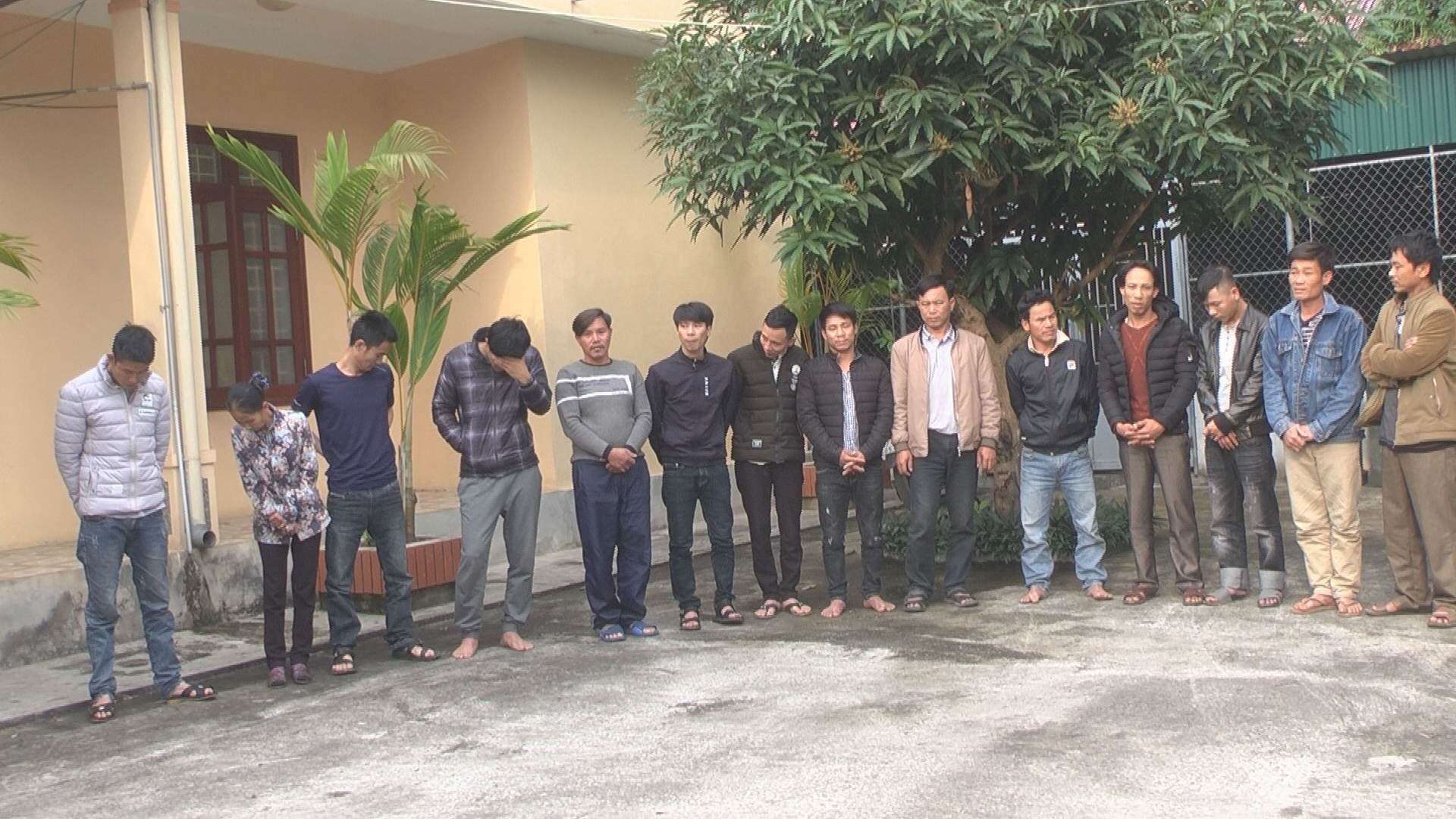 Các đối tượng tham gia đánh bạc bị công an huyện Diễn Châu tạm giữ. Ảnh: Vân Anh
