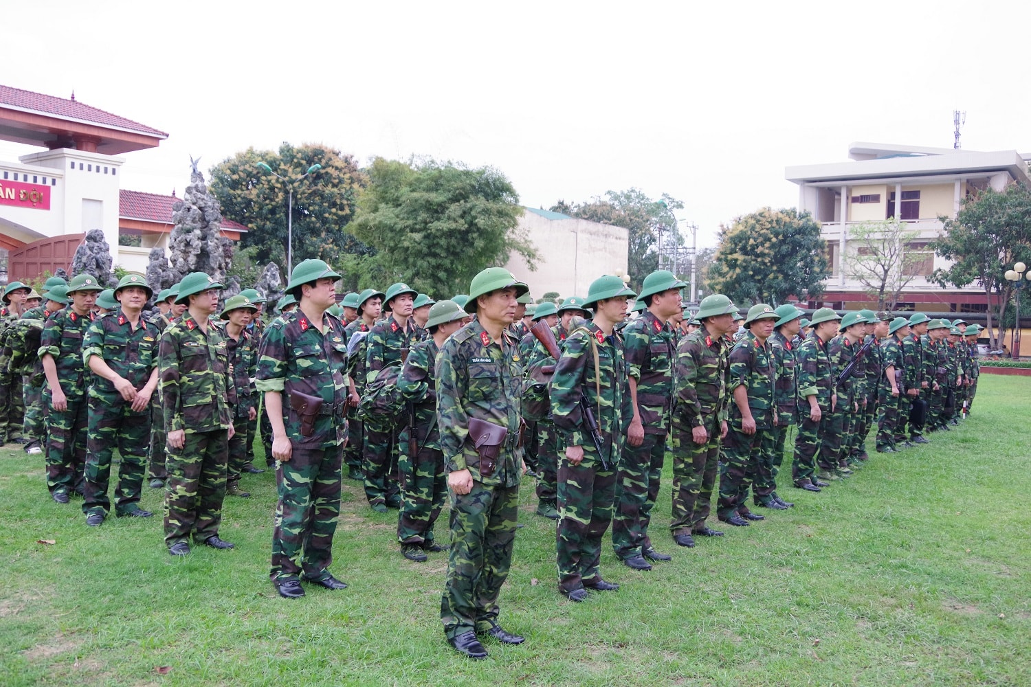 Hạ đạt mệnh lệnh hành quân, thực hiện nhiệm vụ chiến đấu bảo vệ khu vực phòng thủ tỉnh. Ảnh: Trọng Kiên