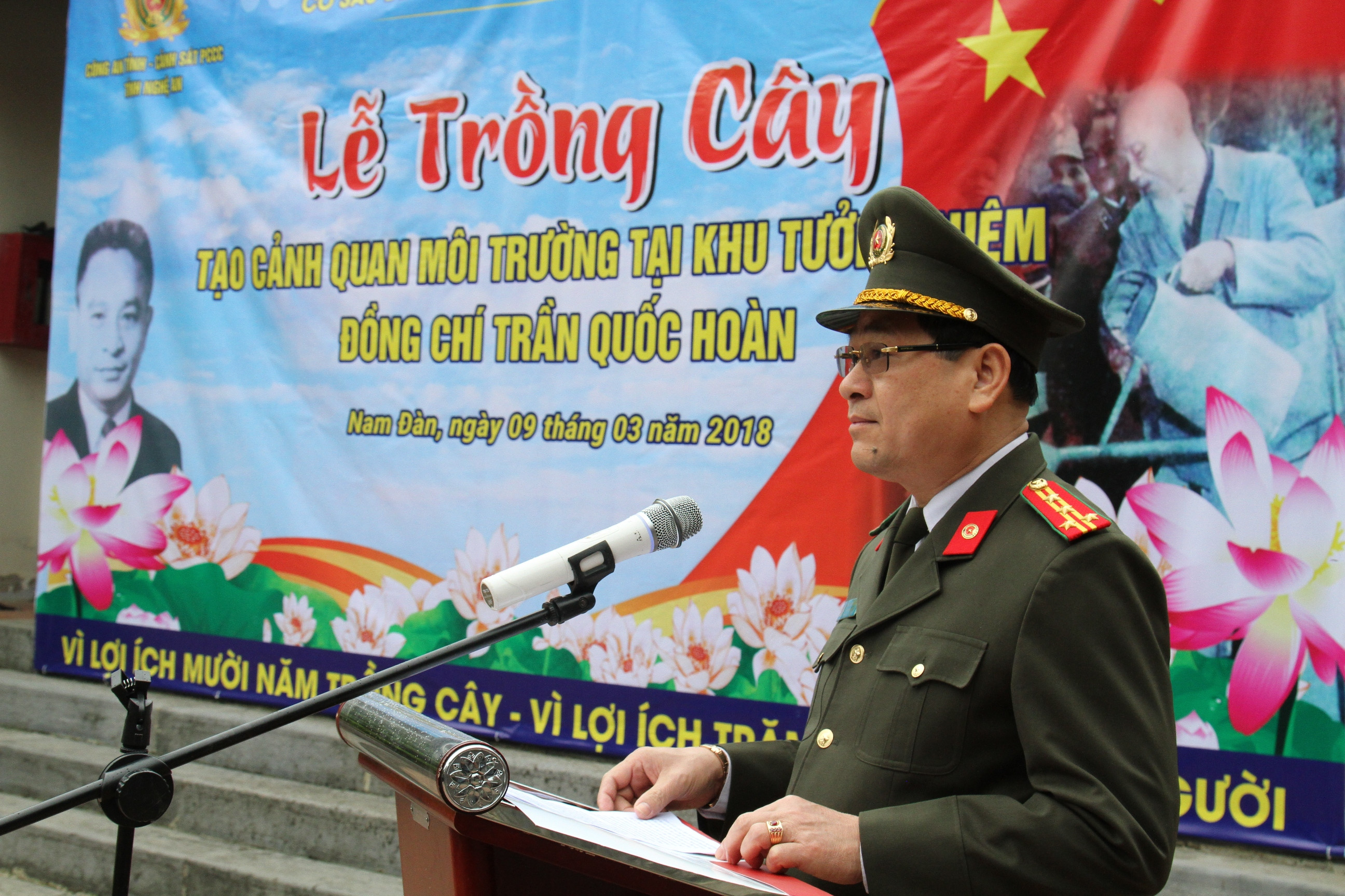 Đại tá Nguyễn Hữu Cầu - Giám đốc Công an Nghệ An phát động lễ trồng cây. Ảnh: Hà Thư