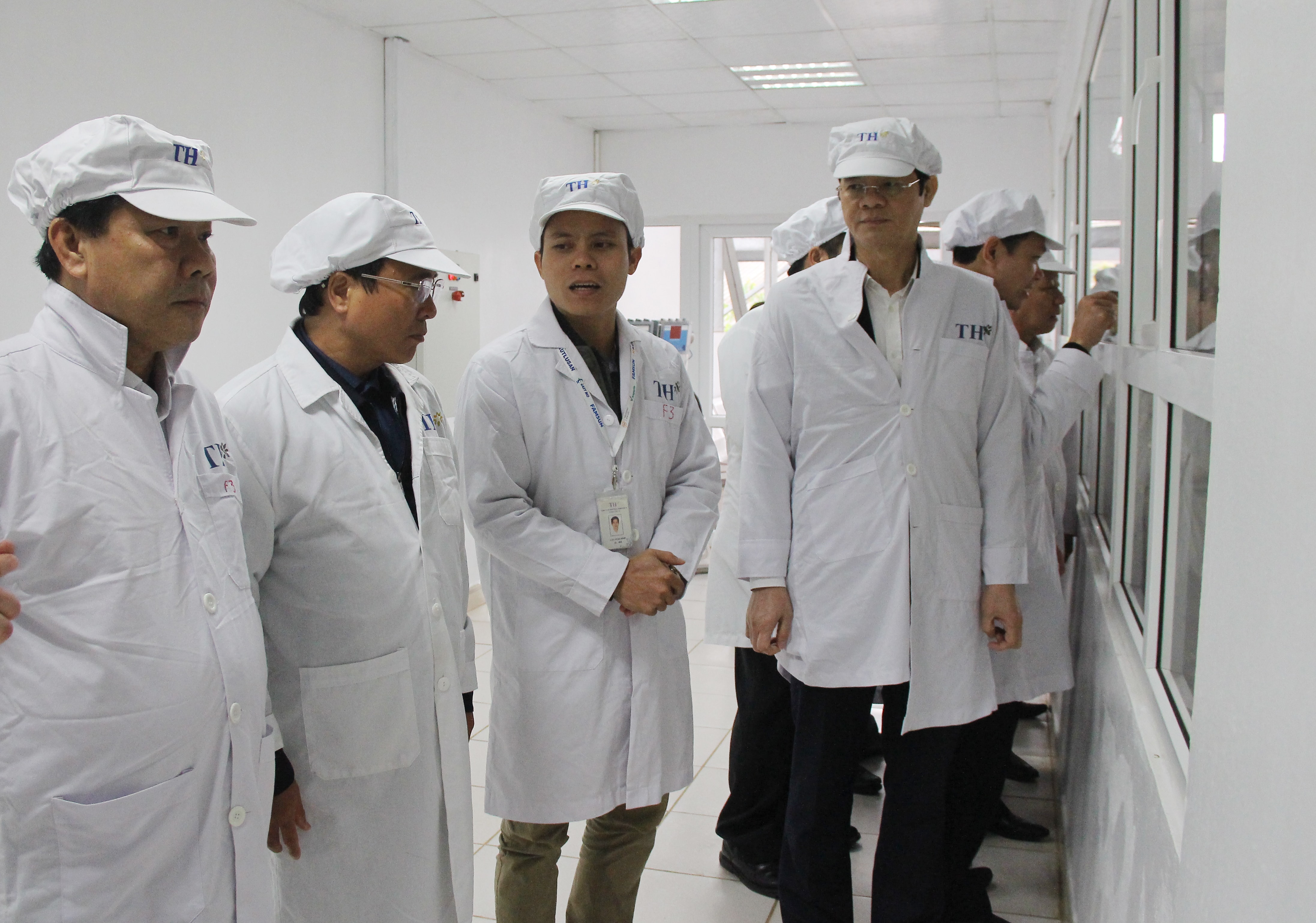 Đoàn tham quan trang trại chăn nuôi bò sữa của Tập đoàn TH