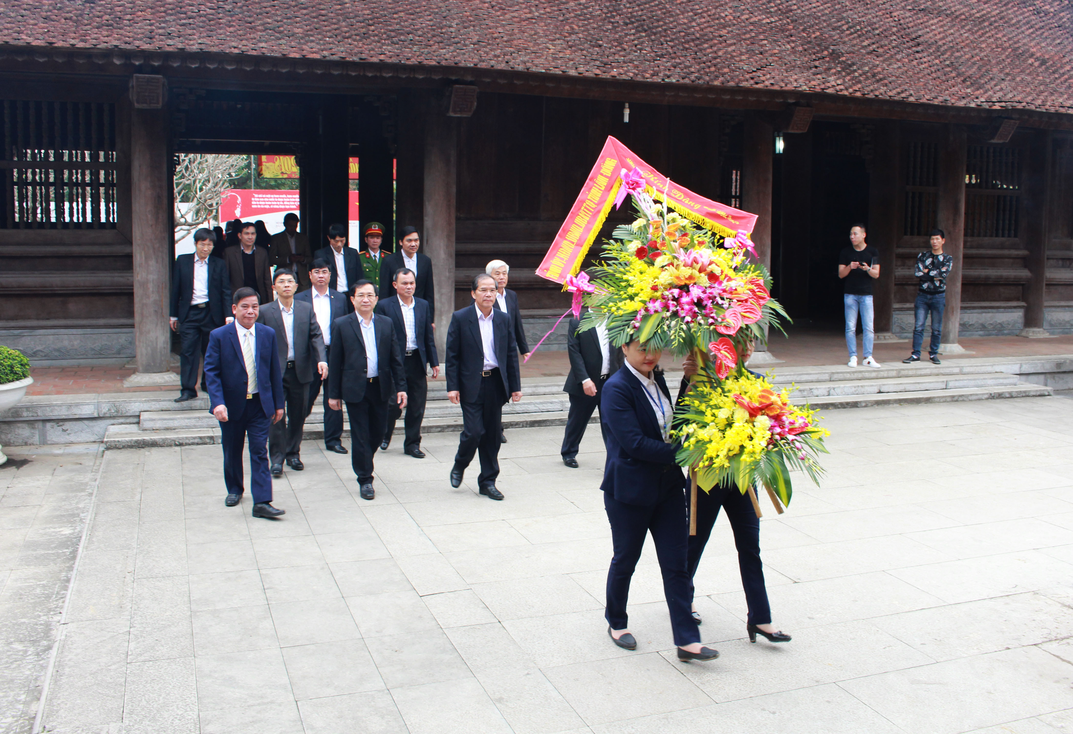 Đoàn công tác đến dâng hoa, dâng hương tại quê nội Chủ tịch Hồ Chí Minh (Làng Sen, Nam Đàn). Ảnh: Phương Thúy.
