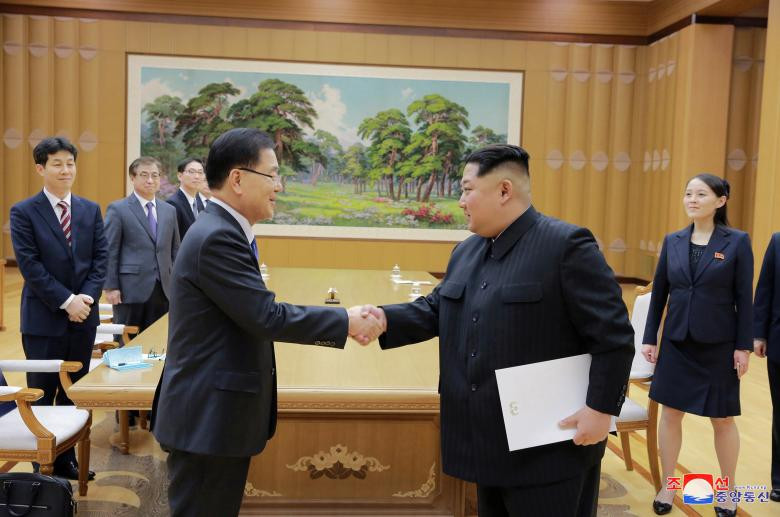 Nhà lãnh đạo Triều Tiên Kim Jong Un bắt tay với Chung Eui-yong, người dẫn đầu một phái đoàn đặc biệt của Nam Triều Tiên, trong bức ảnh được công bố ngày 6 tháng 3 năm 2018. 