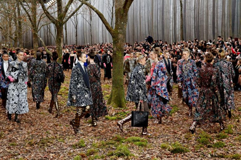 Các mô hình trình bày sáng tạo của nhà thiết kế người Đức Karl Lagerfeld như là một phần của bộ sưu tập thời trang mùa thu / mùa đông 2018-2019 của phụ nữ dành cho nhà thời trang Chanel tại Grand Palais trong Tuần lễ thời trang Paris, ngày 6 tháng 3 năm 2018. 