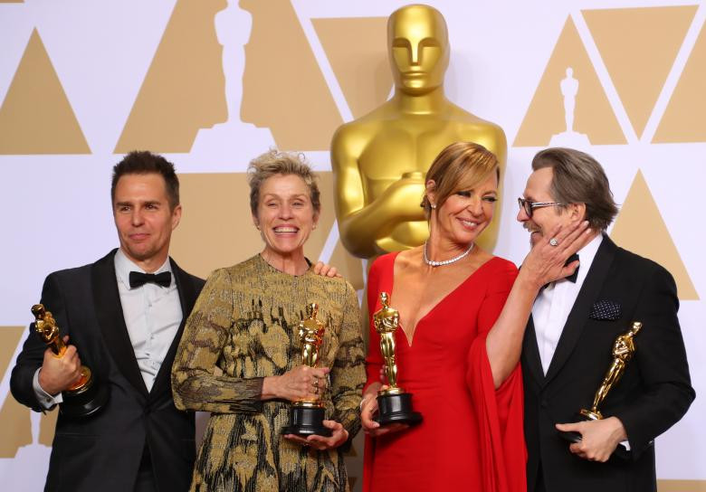 Những người chiến thắng Oscar: Sam Rockwell, Frances McDormand, Allison Janney và Gary Oldman (L to R) đứng sau sân khấu tại Lễ trao giải Academy Awards lần thứ 90 ở Hollywood vào ngày 4 tháng 3 năm 2018