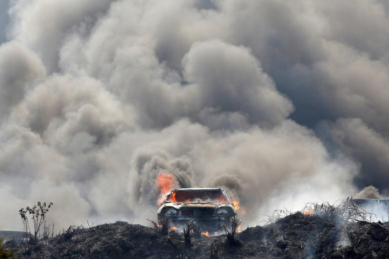 Hút thuốc lá từ xe cháy trong một vụ hỏa hoạn tại một âm mưu mà cảnh sát giữ thu giữ xe ở Tegucigalpa, Honduras, 5 Tháng 3 năm 2018