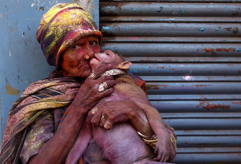 Một người phụ nữ đờ đẫn trong màu sắc hôn khỉ của cô trong các buổi lễ của Holi ở Chennai, Ấn Độ, ngày 2 tháng 3 năm 2018.