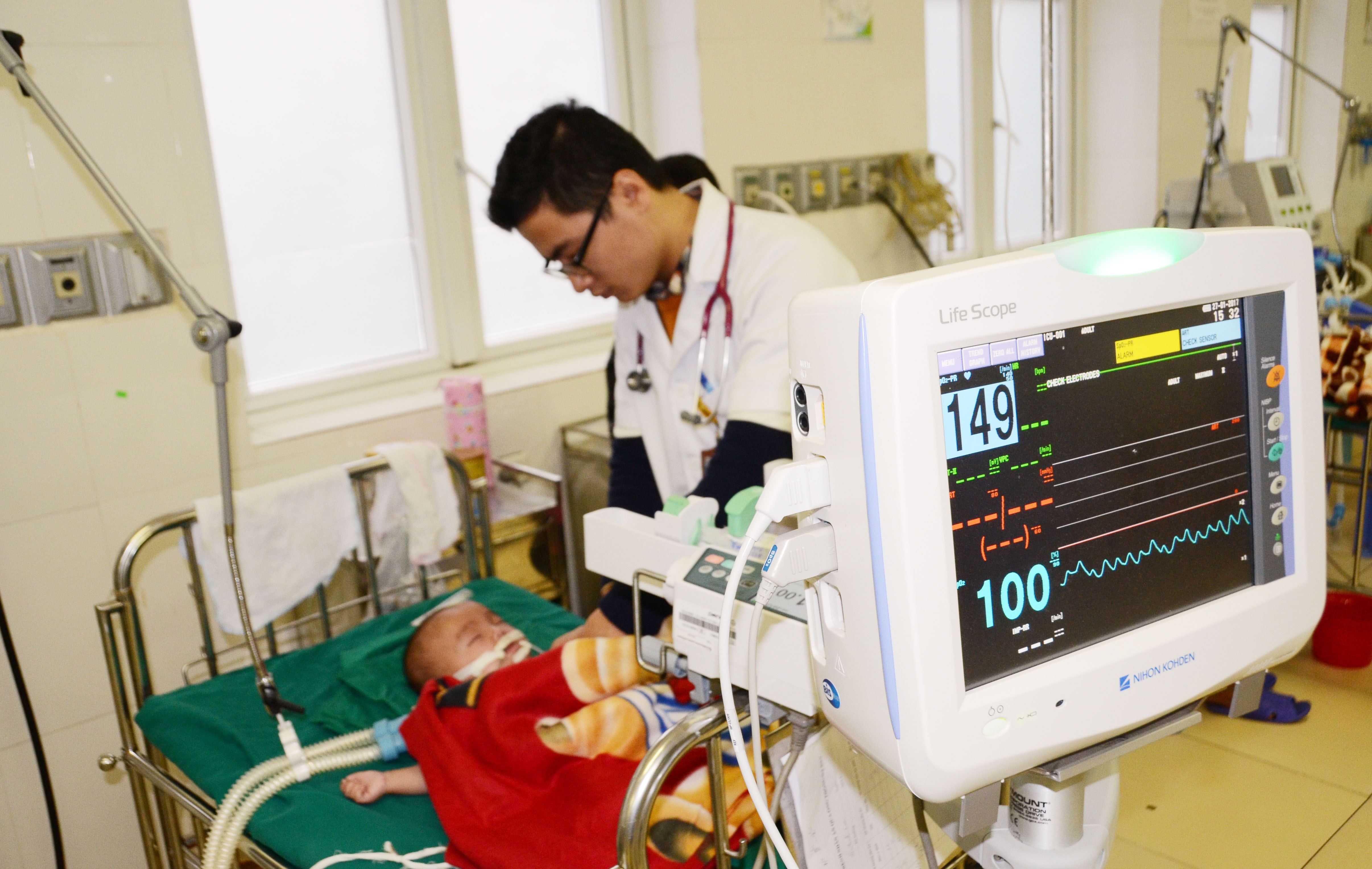 Y bác sĩ Bệnh viện Sản Nhi Nghệ An nỗ lực cứu chữa bệnh nhân. Ảnh: Thành Chung