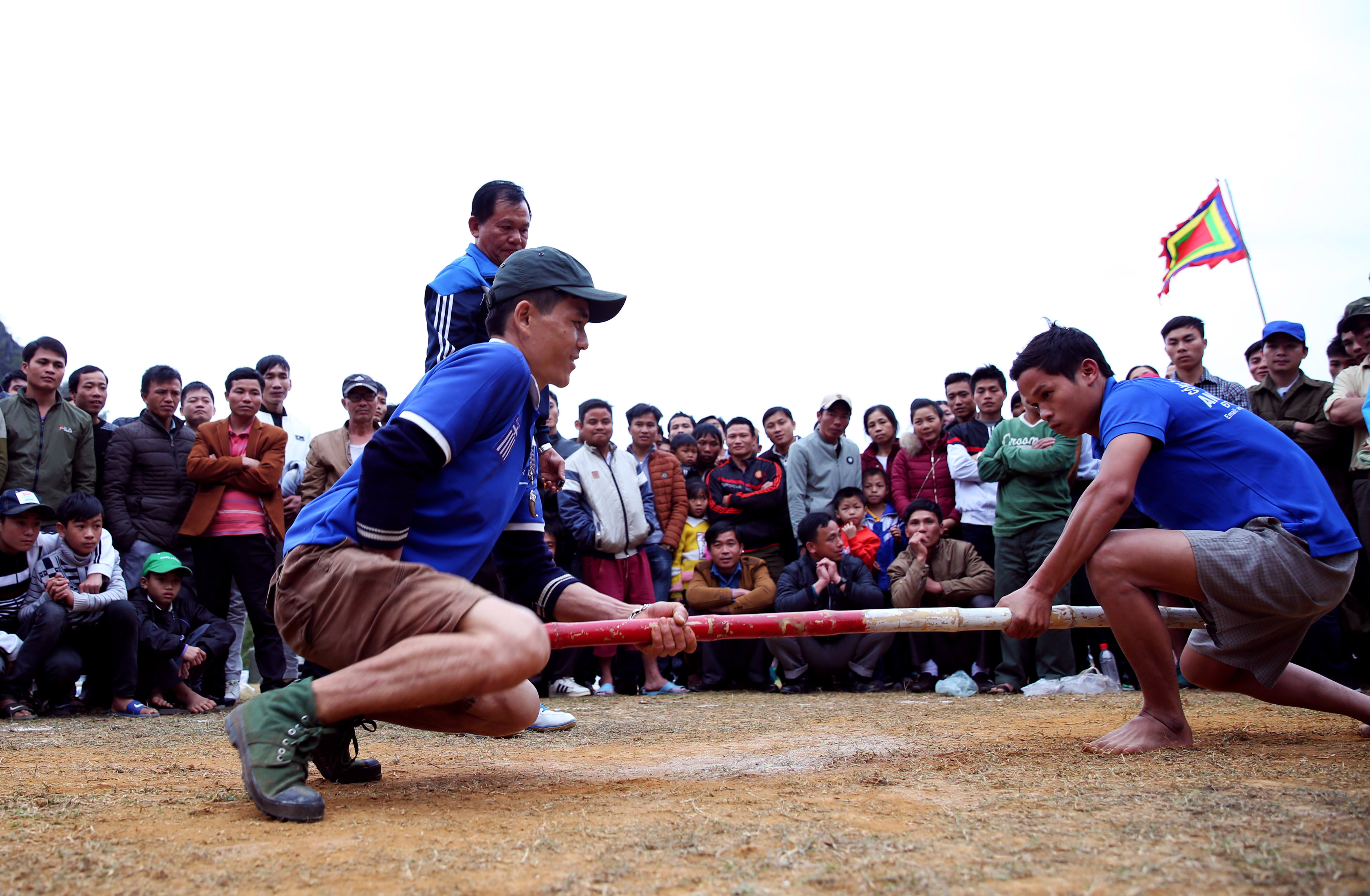 Trong lễ hội, có rất nhiều môn thể thao truyền thống được tổ chức thi đấu như đẩy gậy...Ảnh: Thành Chung