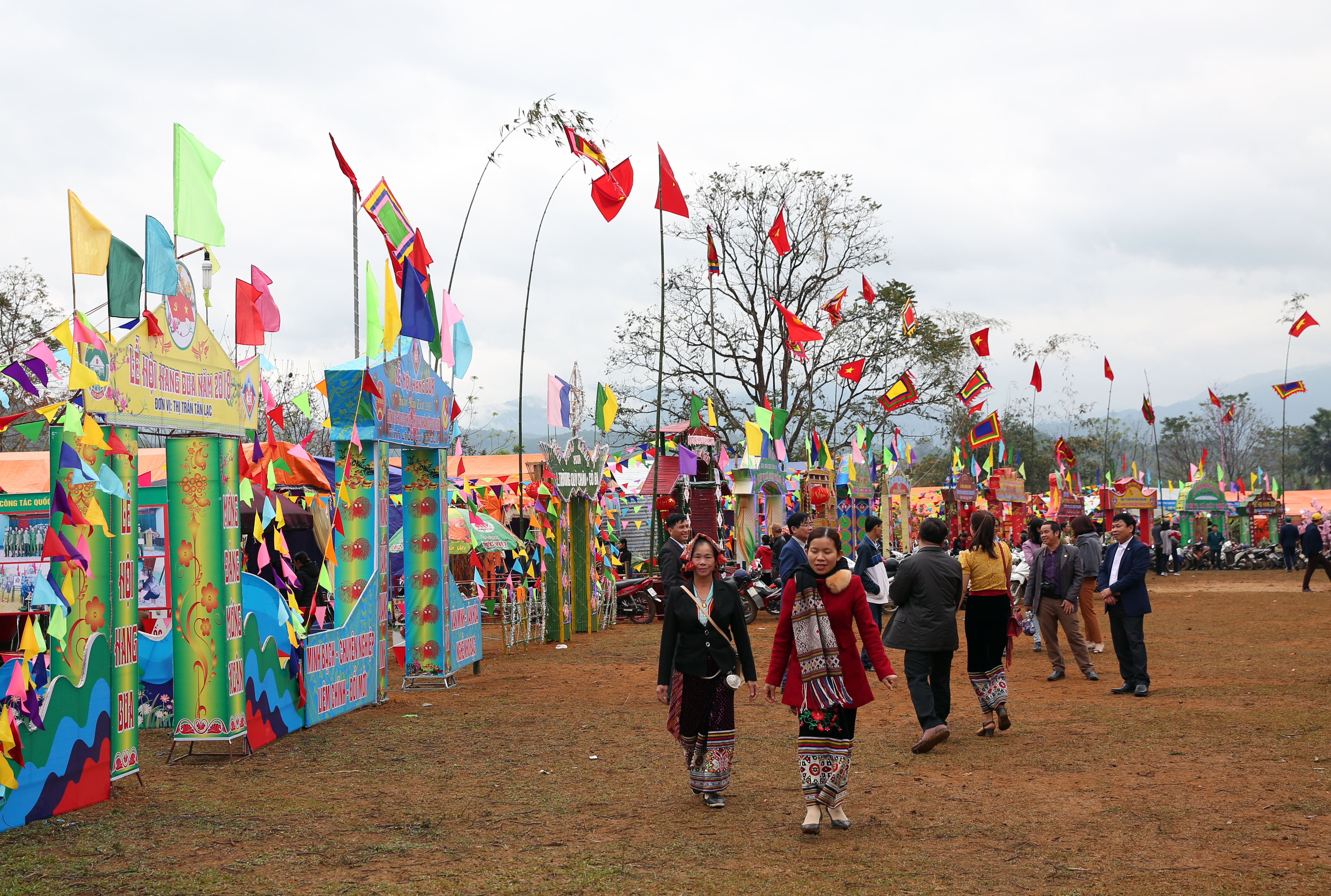 Lễ hội Hang Bua 2018 diễn ra từ ngày 7-9 tháng 3. Lễ hội phô diễn đầy đủ các nét văn hóa đặc sắc của người dân tộc Thái. Ảnh: Hồ Phương