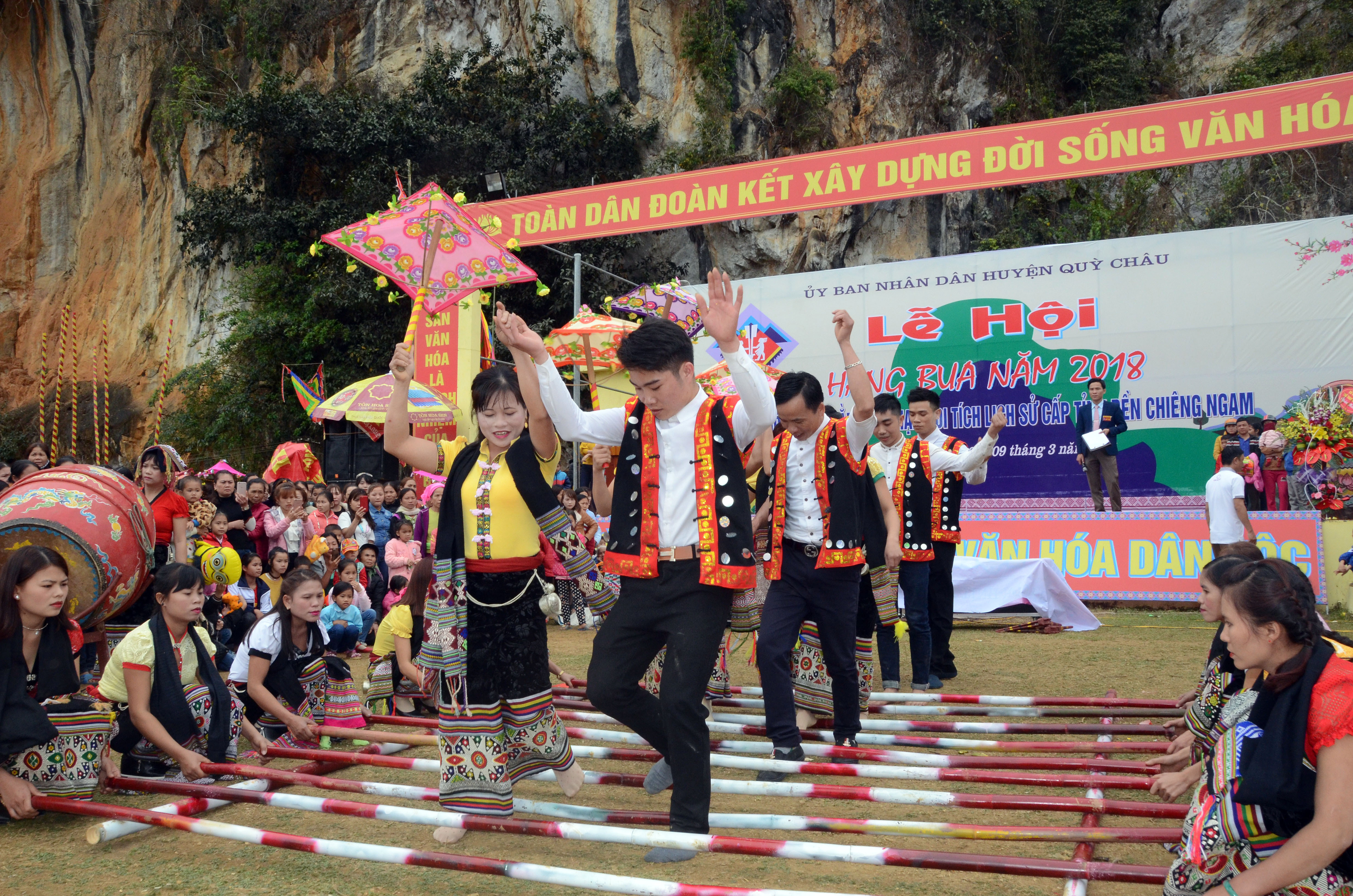 Đội thi nhảy sạp của xã Châu Tiến trình diễn vũ điệu đặc sắc, giành giải nhất. Ảnh: Thành Chung