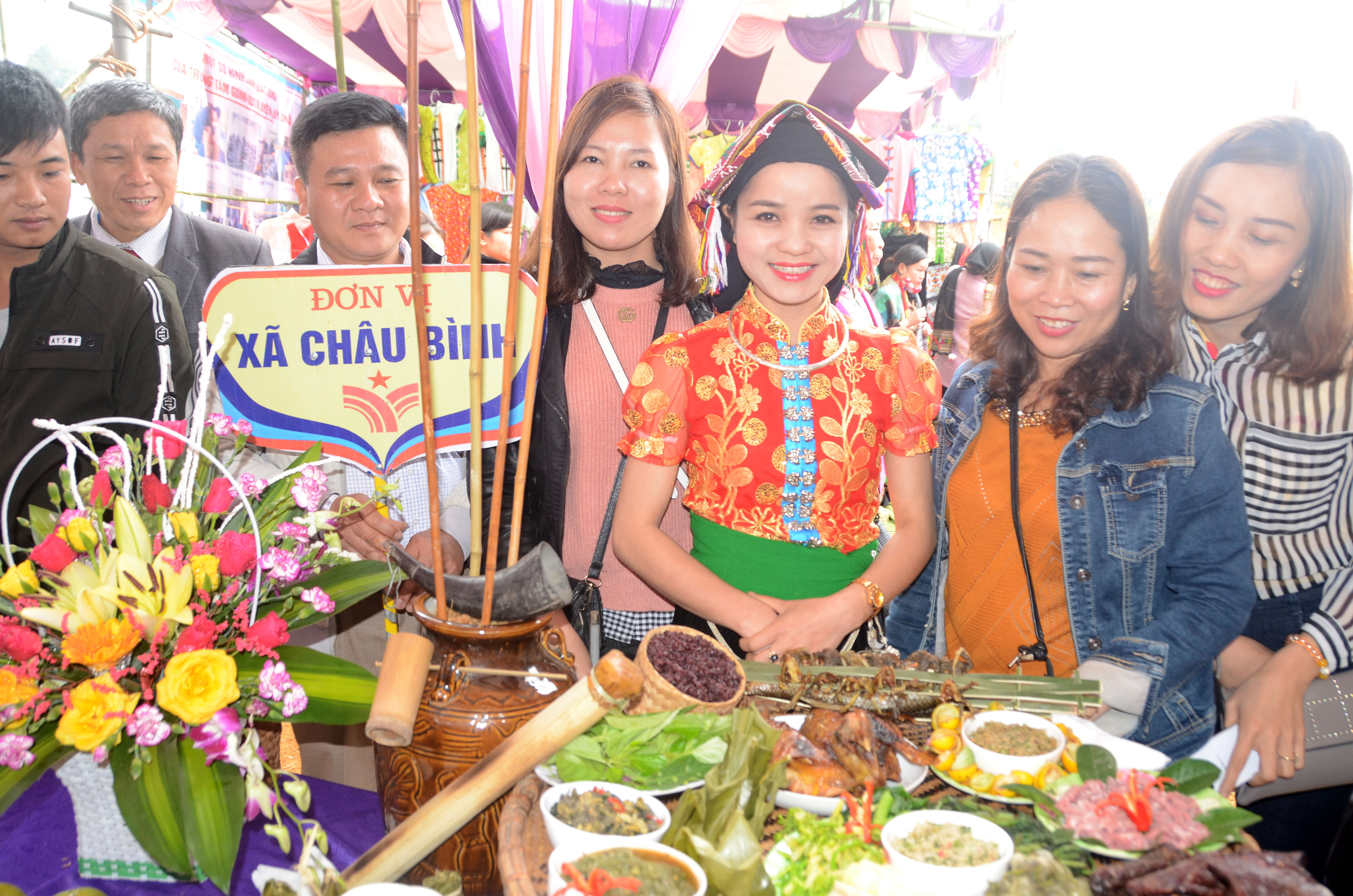 Thi văn hóa ẩm thực ở Lễ hội Hang Bua 2018. Các mâm dự thi phong phú các món ăn thơm ngon, được trình bày đẹp mắt. Ảnh: Thành Chung