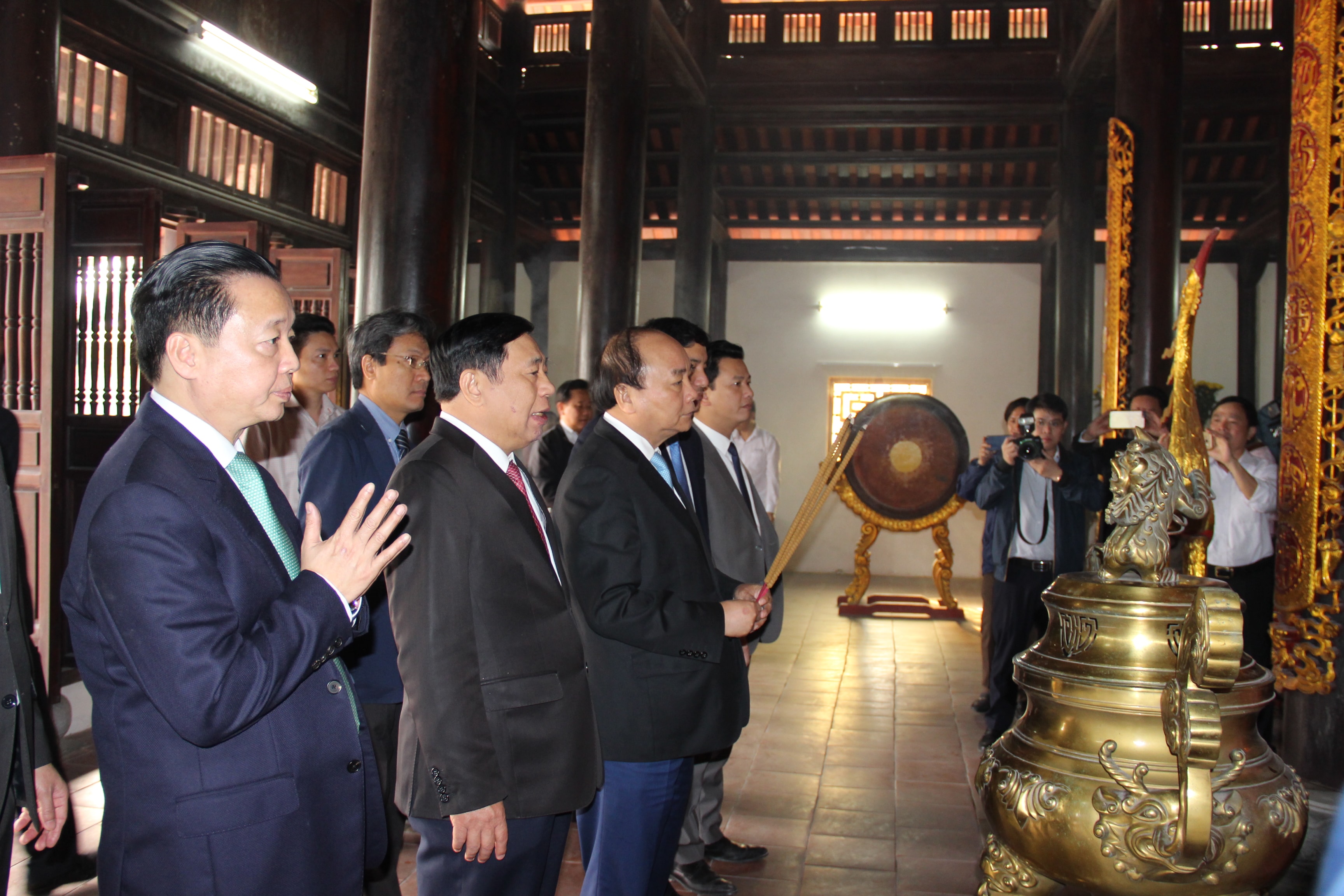 Thủ tướng Chính phủ Nguyễn Xuân Phúc dâng hương tại Khu di tích Xô Viết - Nghệ Tĩnh. Ảnh: Hoài Thu