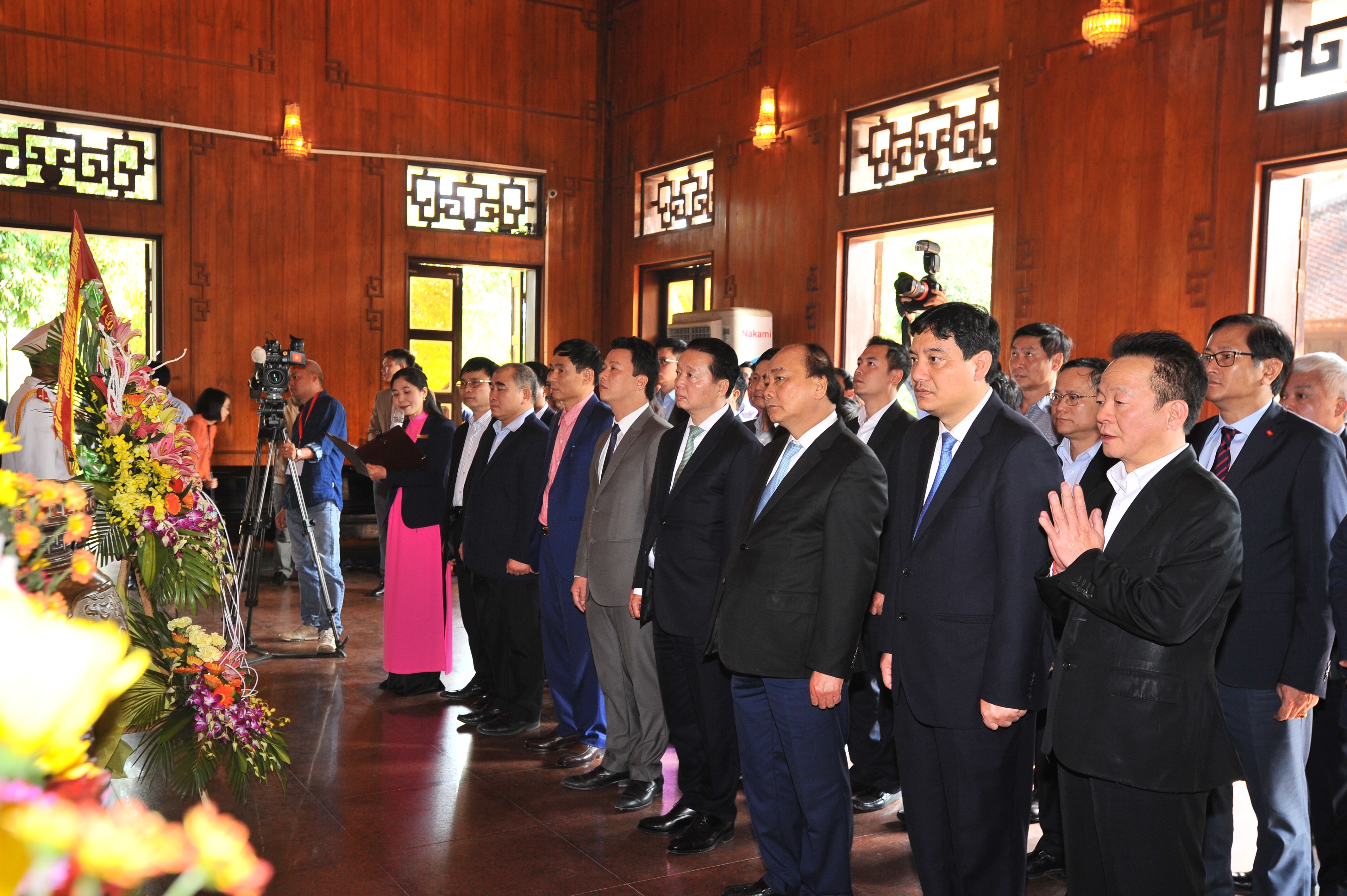 Thủ tướng Nguyễn Xuân Phúc và đoàn công tác tưởng nhớ công ơn trời biển của Bác Hồ. Ảnh: Thành Cường