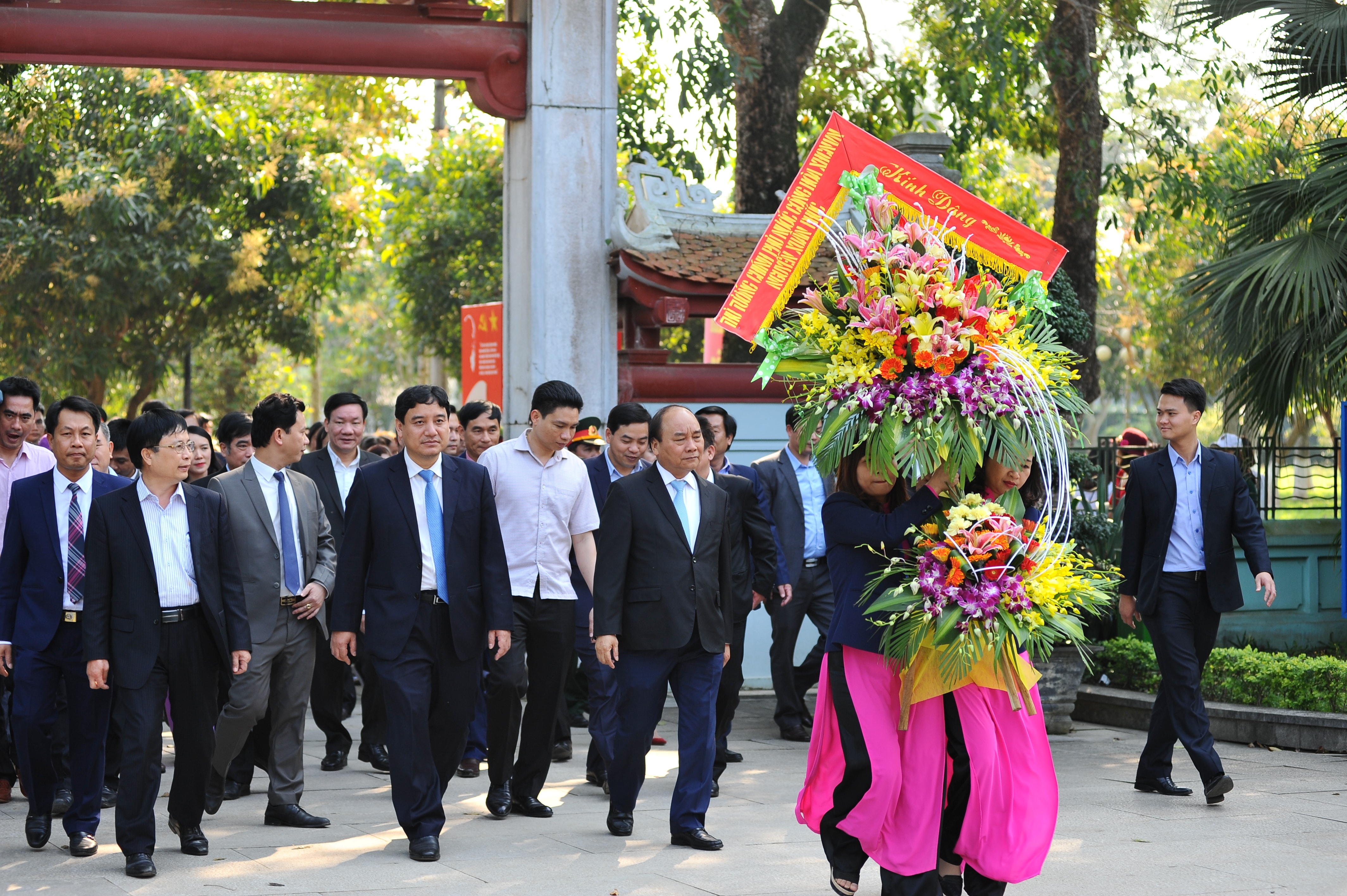 Thủ tướng Nguyễn Xuân Phúc và đoàn công tác dâng hoa tại Khu di tích Kim Liên, huyện Nam Đàn. Ảnh: Thành Cường