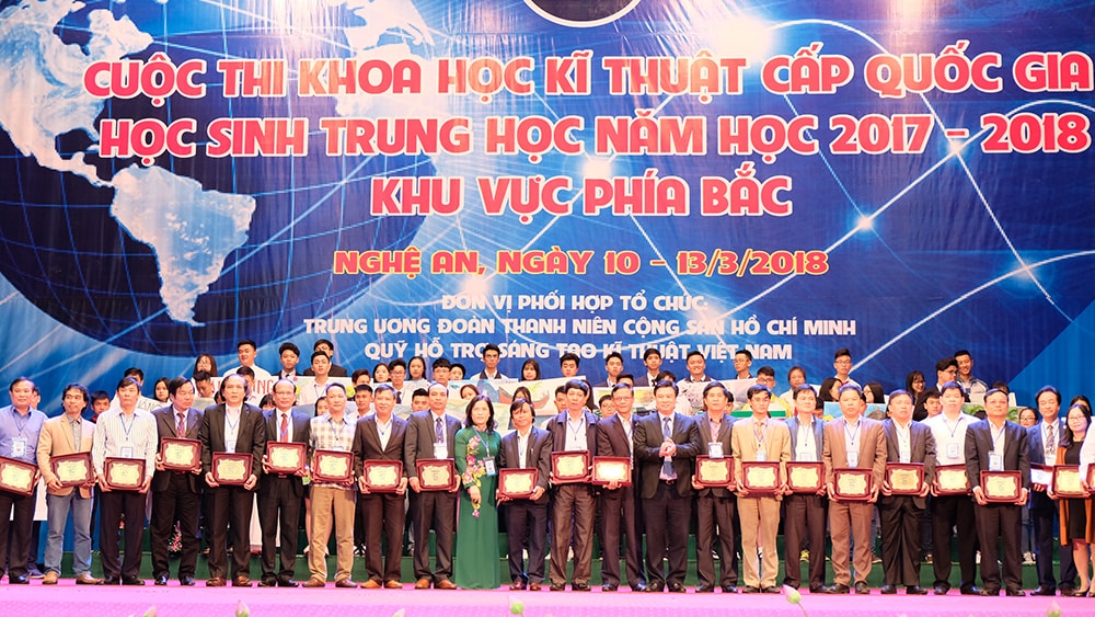Ban tổ chức trao quà lưu niệm cho các đoàn tham dự. Ảnh - Mỹ Hà