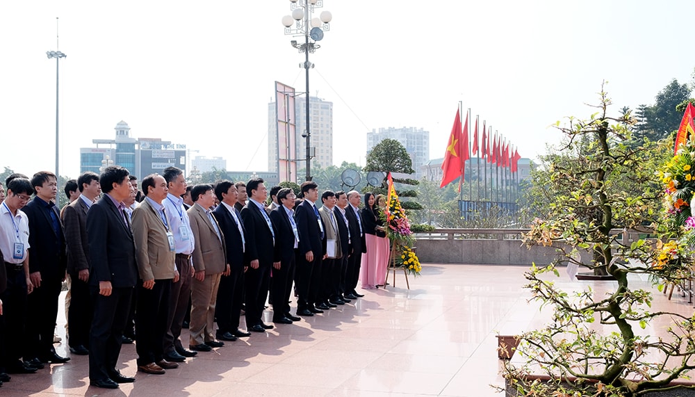 Thứ trưởng Bộ Giáo dục và Đào tạo Nguyễn Hữu Độ và các đại biểu dâng hoa tại Tượng đài Chủ tịch Hồ Chí Minh. Ảnh: Mỹ Hà