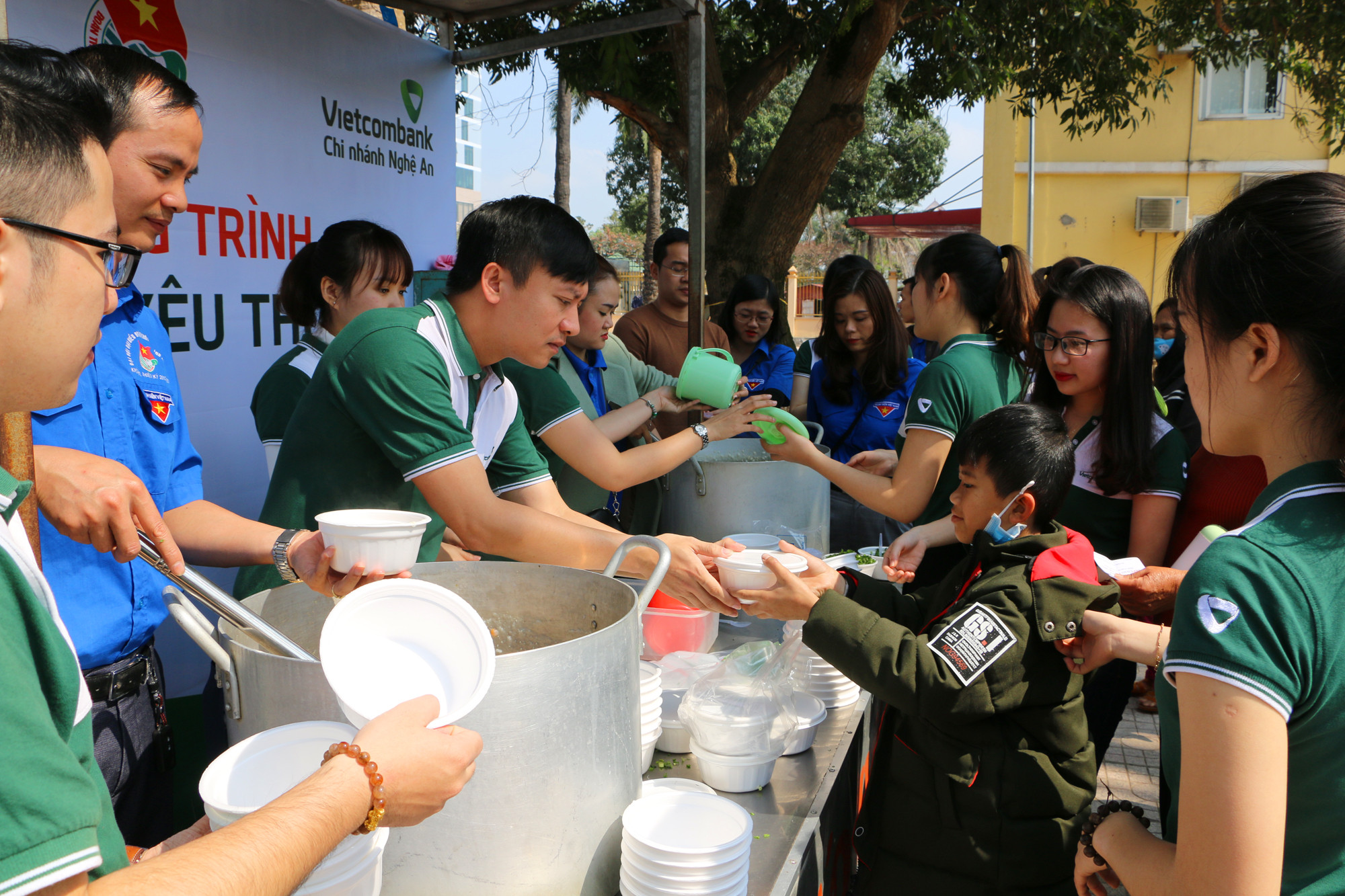 Đại diện đoàn thanh niên Chi đoàn Vietcombank Nghệ An và Sở Tài chính trao tận tay cháo cho các bệnh nhân nghèo. Ảnh: Nguyễn Hải