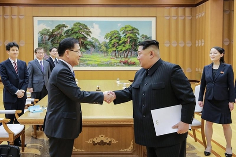Lãnh đạo Triều Tiên Kim Jong-un (thứ hai từ phải sang) bắt tay với Giám đốc Văn phòng An ninh Quốc gia Hàn Quốc Chung Eui-yong, trưởng phái đoàn cấp cao Hàn Quốc trong cuộc gặp tại trụ sở đảng Lao động Triều Tiên ở Bình Nhưỡng tối 5-3. Ảnh: YONHAP