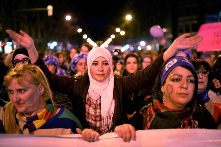 Phụ nữ trong cuộc đình công toàn quốc của phụ nữ chống lại bất bình đẳng giới, ở Bilbao, Tây Ban Nha.