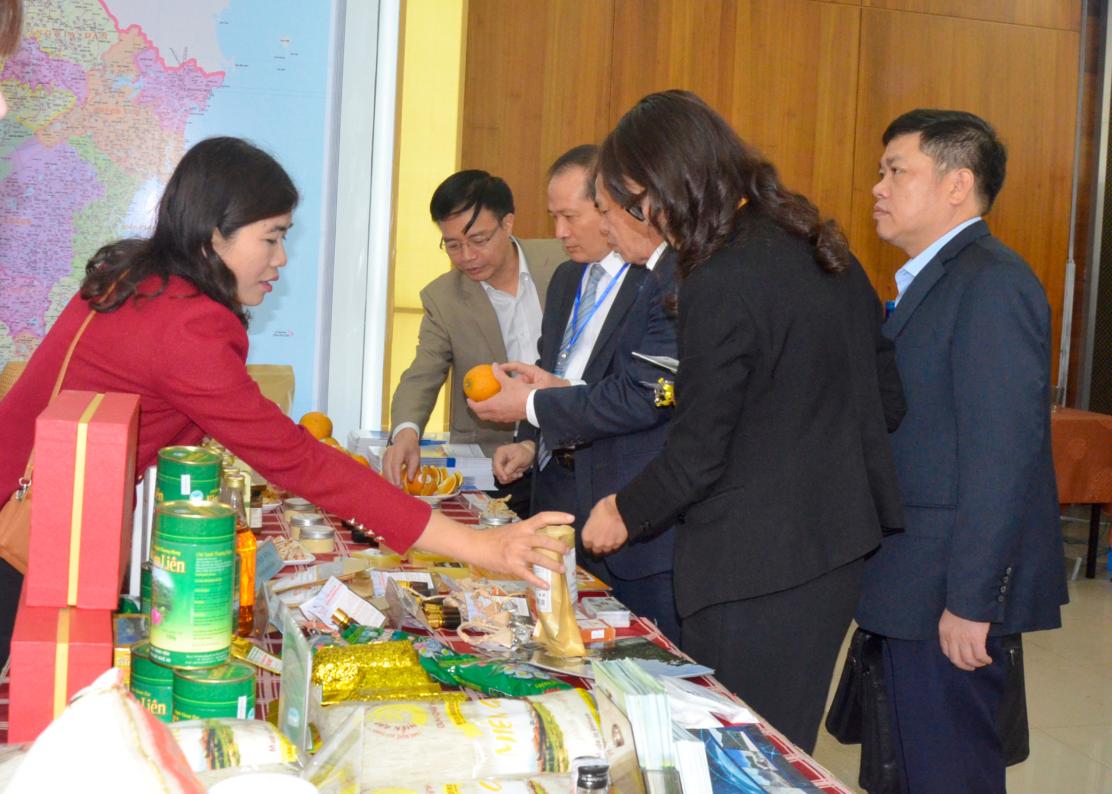 Các đại biểu tham quan gian hàng giới thiệu các sản phẩm nông sản Nghệ An. Ảnh: Thanh Lê