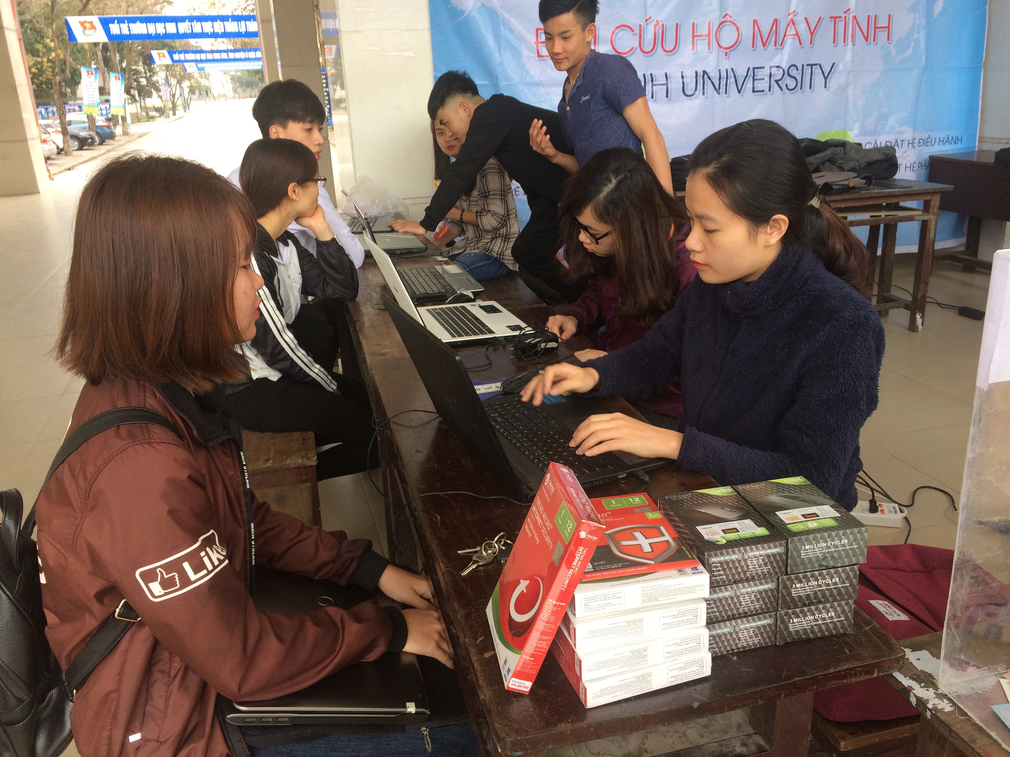 Với phương châm: “Cứu hộ máy tính, lập trình yêu thương”, đội thành lập nhằm gây quỹ để giúp đỡ các hoàn cảnh khó khăn trên địa bản tỉnh Nghệ An. Ảnh: Thu Hiền