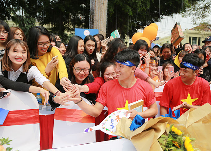 trung vệ U23 Bùi Tiến Dũng, Hậu vệ U23 Nguyễn Trọng Đại đã dành tặng 30 quả bóng đá có chữ ký cho các em thiếu nhi gặp trên hành trình đi bộ để lan tỏa niềm yêu thích bóng đá trong cộng đồng.