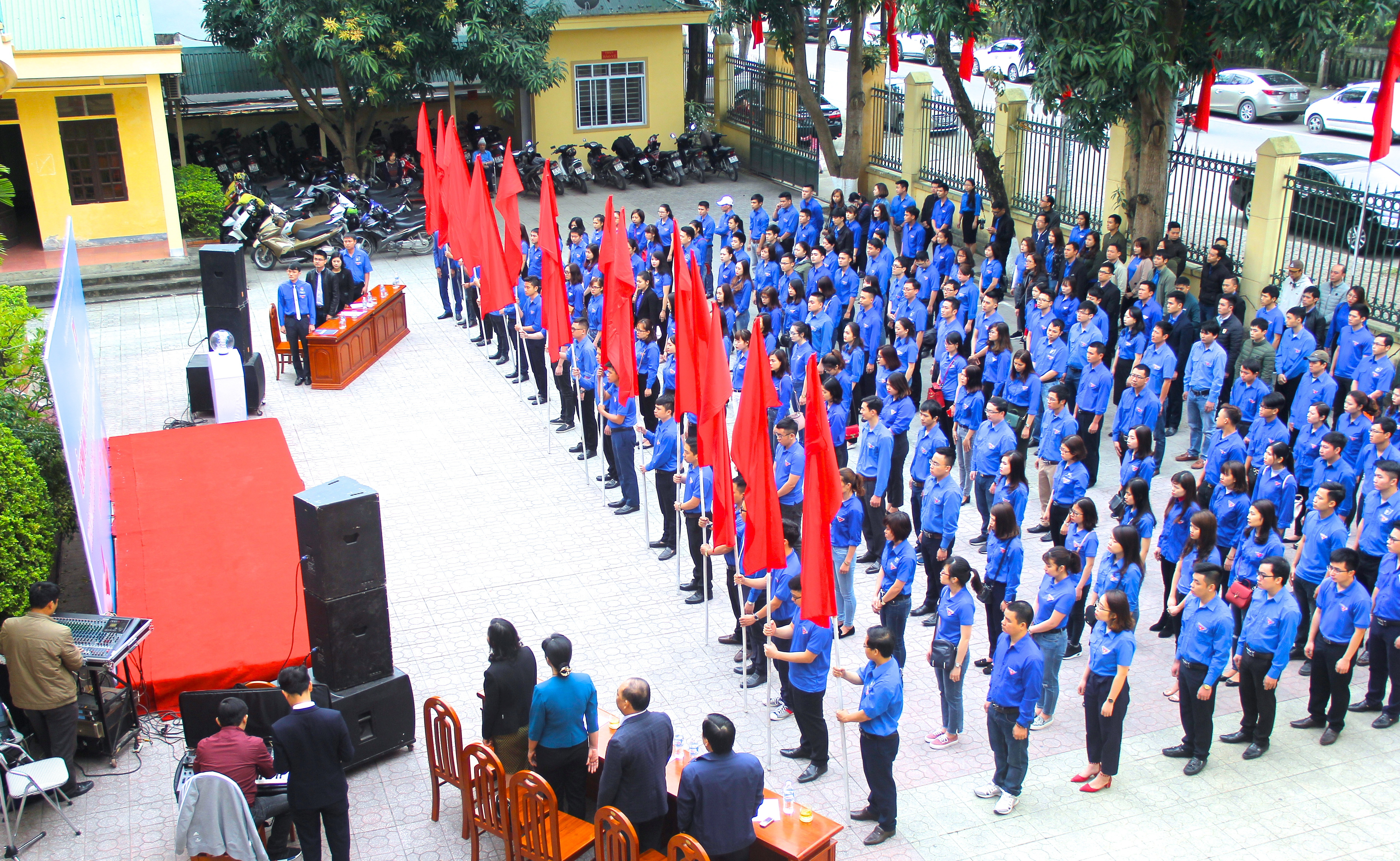 Tham dự có đại diện lãnh đạo cơ quan Đảng ủy khối Doanh nghiệp, Tỉnh đoàn, cùng 300 đoàn viên thanh niên khối Doanh nghiệp. Ảnh: Mỹ Nga.