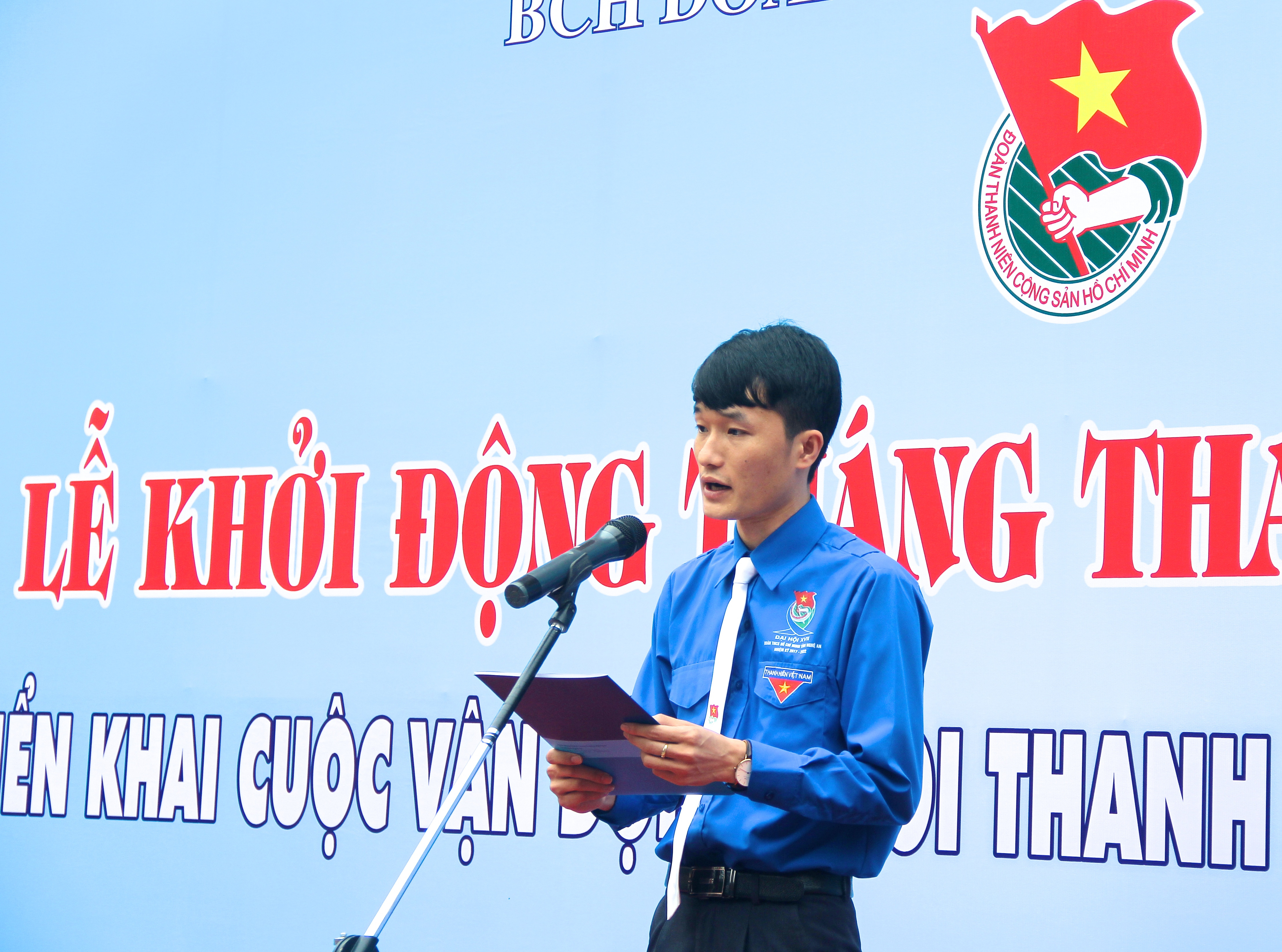 Bí thư Đoàn khối Doanh nghiệp Trần Linh phát động Tháng Thanh niên tới đoàn viên thanh niên trong khối. Ảnh: Mỹ Nga. 