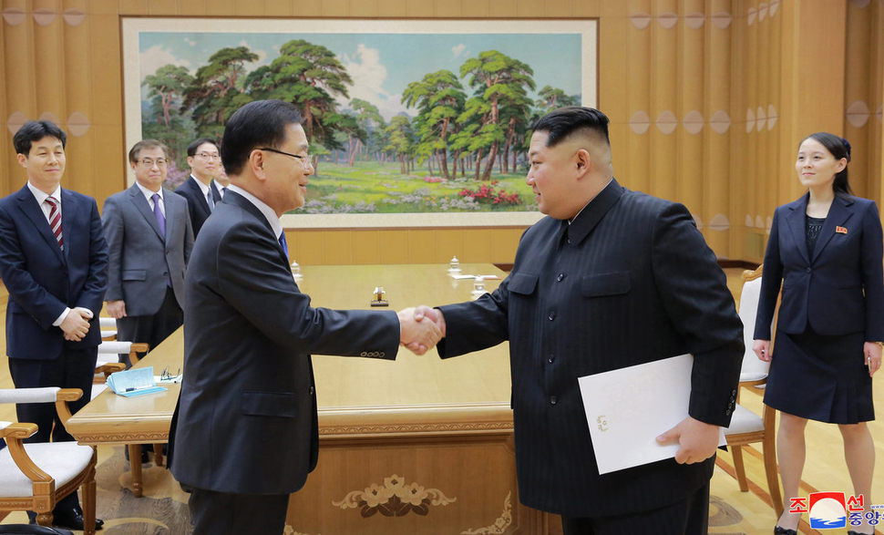 Cuộc gặp giữa đặc phái viên Hàn Quốc Chung Eui-young và nhà lãnh đạo Triều Tiên Kim Jong-un tại Bình Nhưỡng hôm 5/3/2018. Ảnh: AP