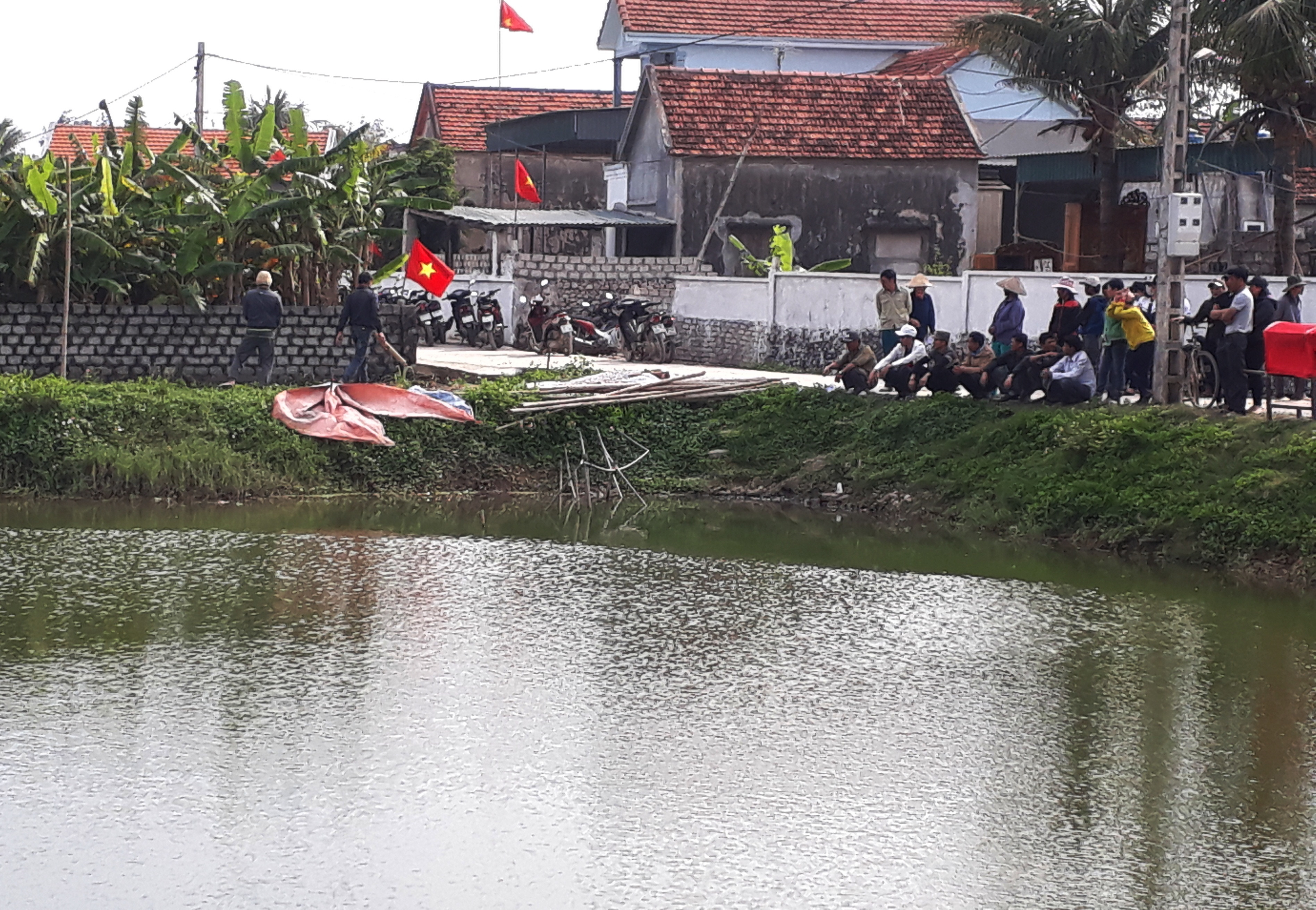 Ao nước, nơi tìm thấy thi thể em L. Ảnh: Việt Hùng