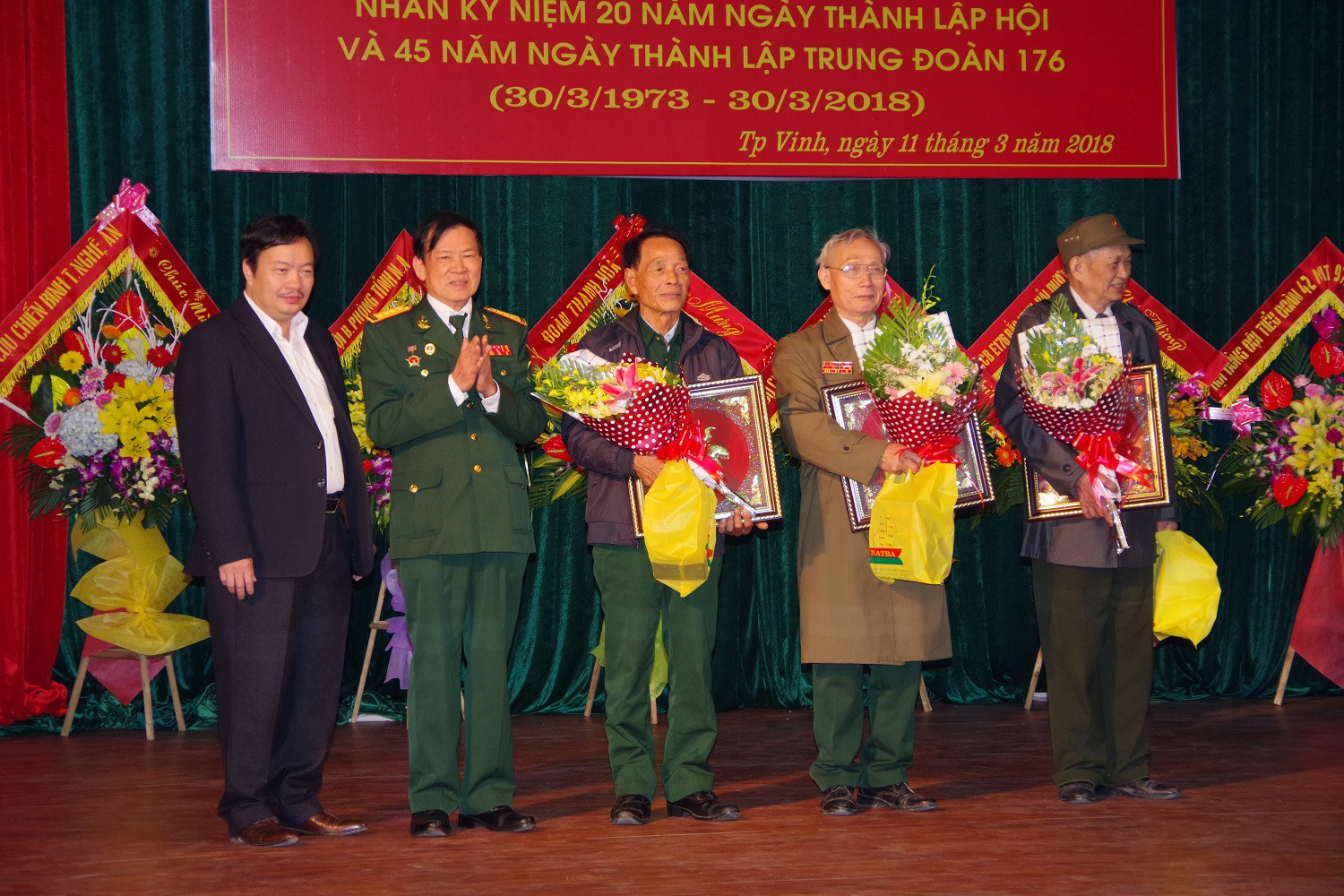 Tặng quà cho các cựu quân nhân tuổi 70, 80... Ảnh: Phong Quang