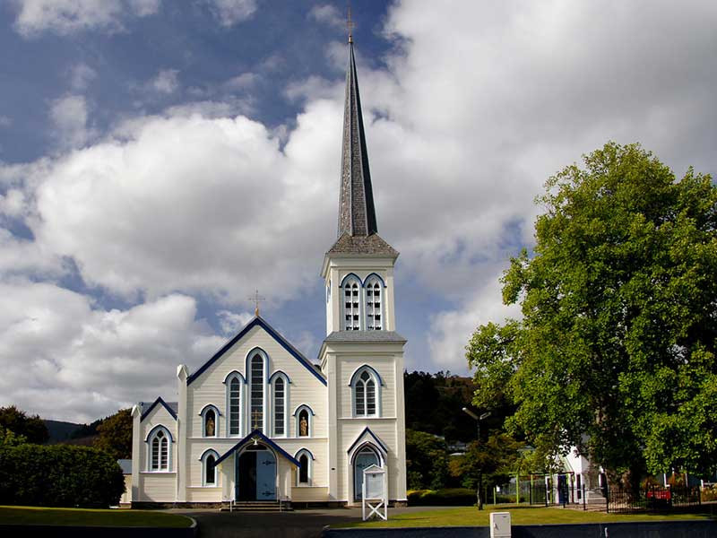 Công giáo là tôn giáo chính ở New Zealand, phần lớn người dân ở đây đều theo đạo này. Bên cạnh đó, các tôn giáo khác cùng có mặt ở đây như Thiên chúa giáo được các nhà truyền giáo đạo cơ đốc truyền bá cho người Maori từ thế kỷ 19, và các tôn giáo này đều được người dân tôn trọng.