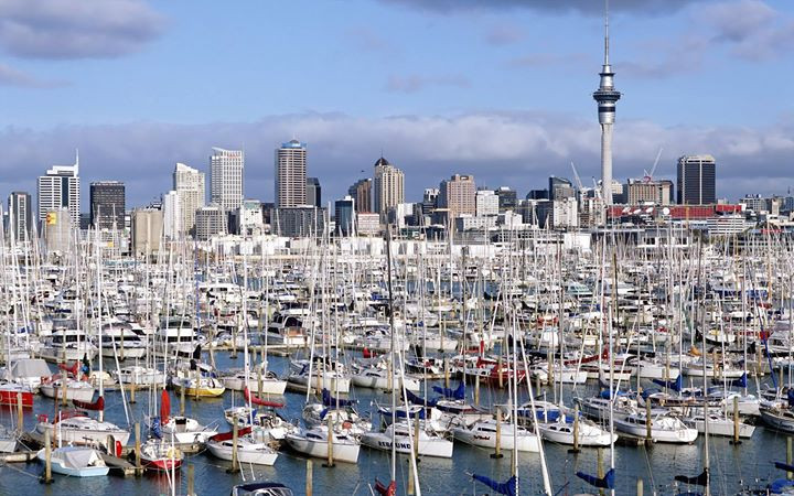 Dù không phải là Thủ đô của New Zealand, nhưng Auckland là thành phố rộng lớn nhất và đa dạng văn hóa nhất tại quốc đảo này. Được hình thành từ những đợt phun trào nham thạch của núi lửa thời cổ đại và được bao quanh bởi cảng Manukau and Waitemata, Auckland được coi là một thành phố cảng trong mơ.
