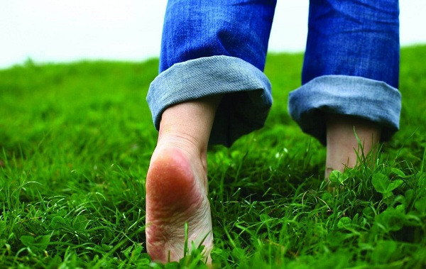 Ở Newzeland, người ta có thể đi chân trần tới khắp mọi nơi, từ các siêu thị và nhà hàng đến các quán bar. Điều này được thấy rõ hơn trong mùa hè vì bạn gần như không thể nhìn thấy bất cứ ai đi giày dép cả.