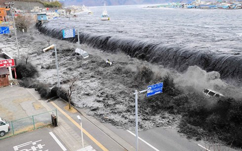 Những đợt sóng lớn bất ngờ ập xuống thành phố Miyako, Nhật Bản năm 2011. Ảnh: Telegraph.