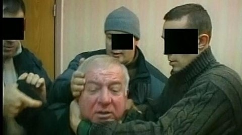 Cựu Đại tá tình báo Nga Sergey Skripal (giữa).