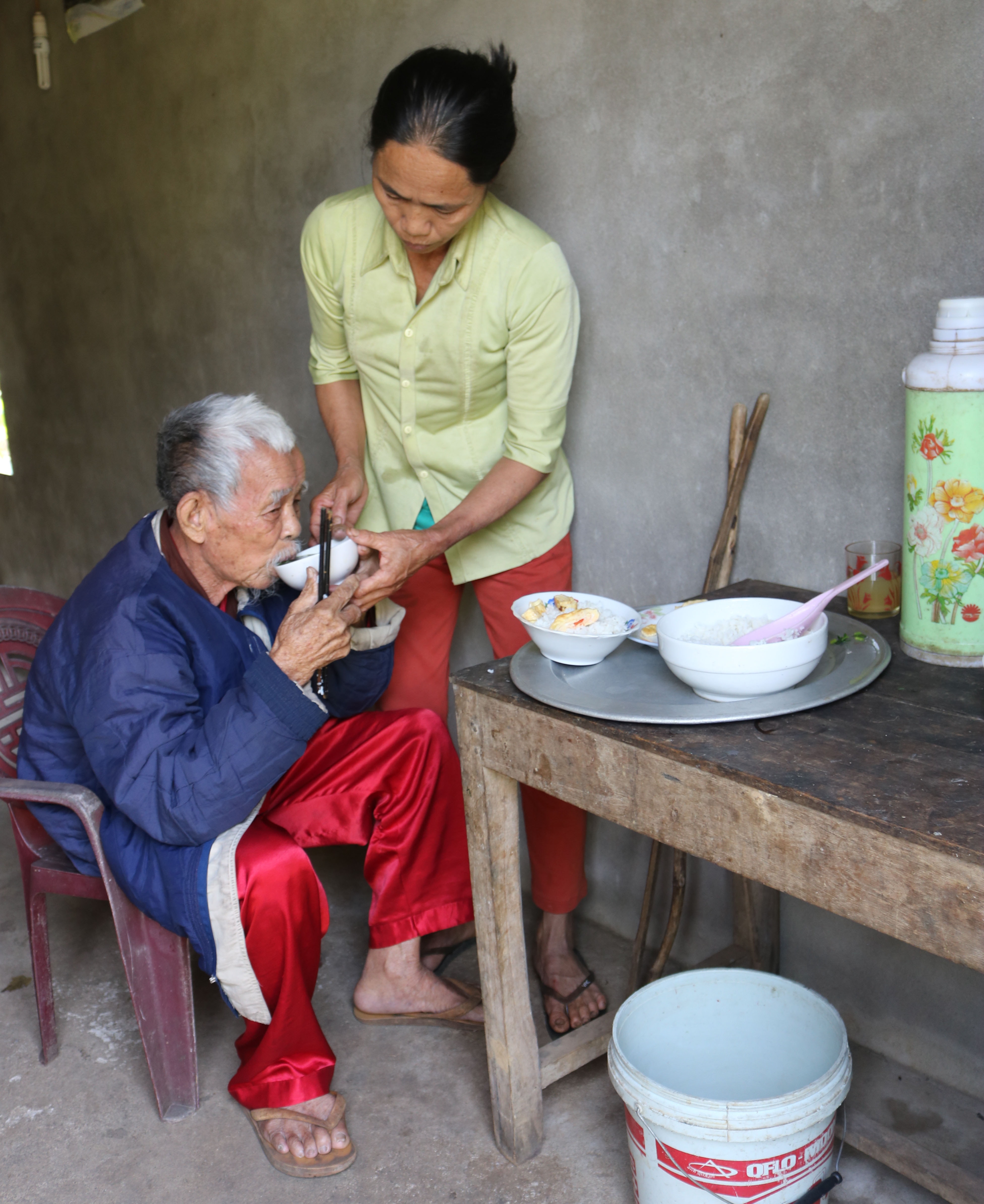 Chị Trí hàng ngày chăm sóc, nâng giấc cho ông cụ neo đơn như đối xử với cha ruột mình. Ảnh: Quỳnh Nguyễn  