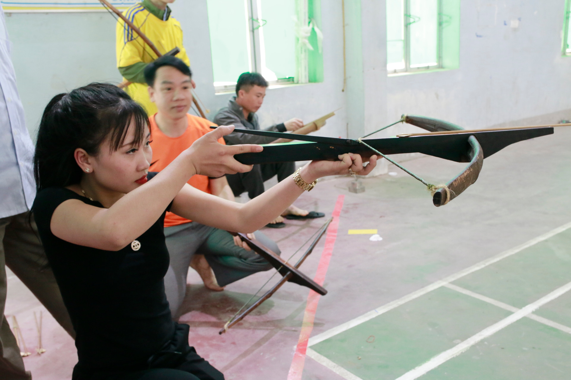 Khác với môn bóng chuyền môn bắn nỏ lại cần một không gian tĩnh lặng hơn để cho các VĐV bình tĩnh và không bị các yếu tố tác động bên ngoài, để có những pha bấm cò chính xác nhất.