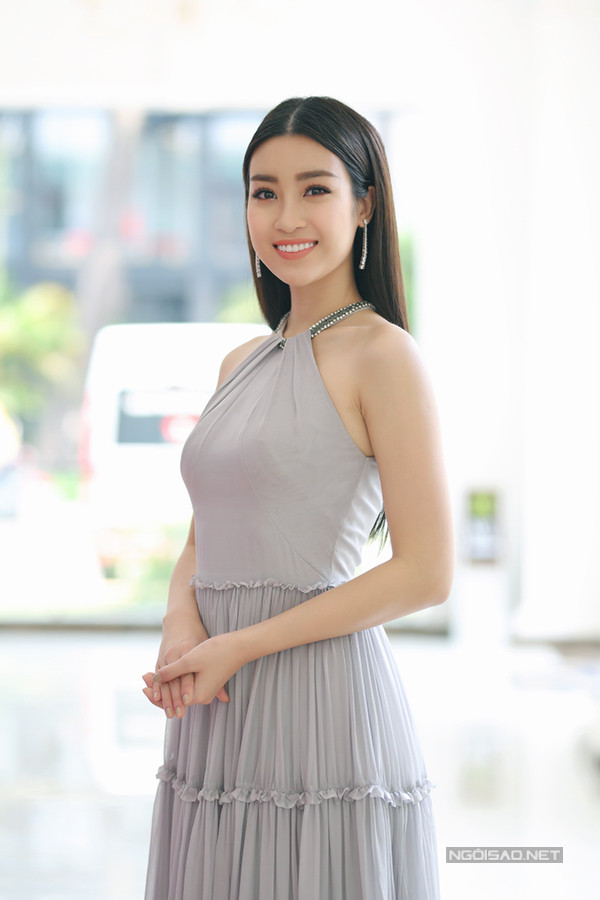 Hoa hậu Đỗ Mỹ Linh khoe vai trần gợi cảm khi đi sự - 1